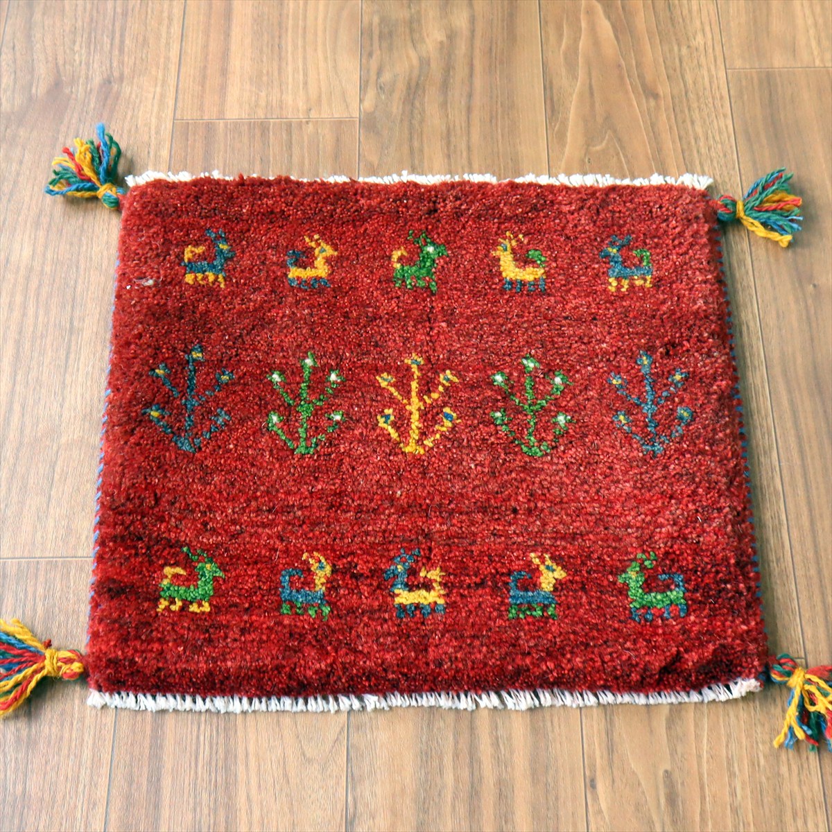 ギャッベ イラン産手織り 座布団サイズ 40×46cm レッド カラフルな生命の樹と動物