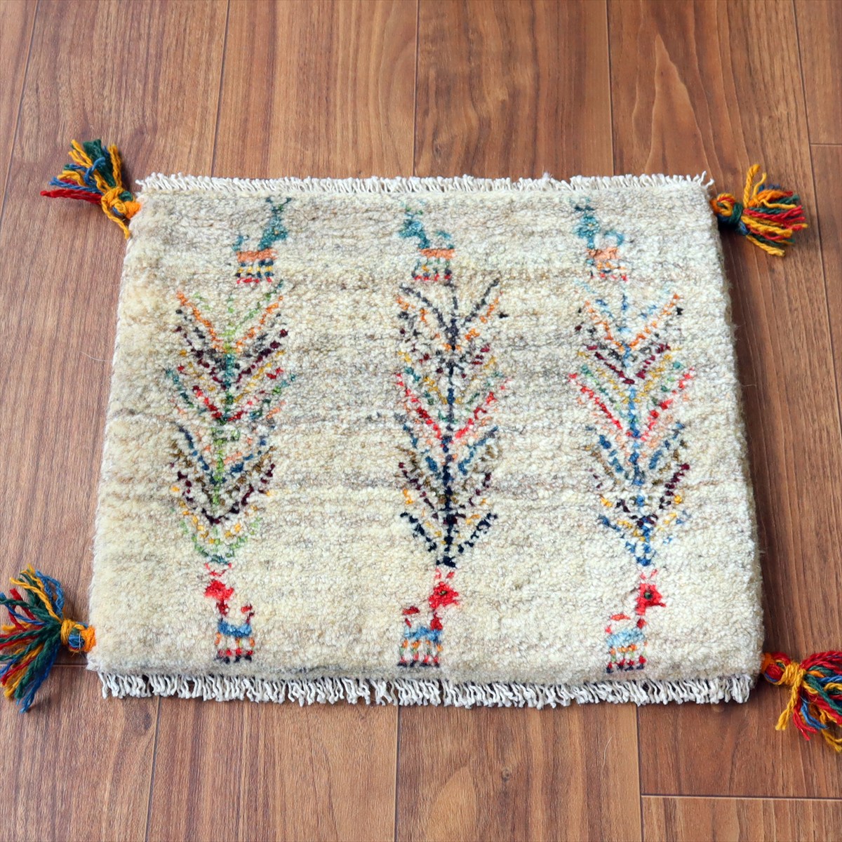 ギャッベ イラン産手織り 座布団サイズ 38×44cm ナチュラルアイボリー 動物と連なるカラフルな生命の樹