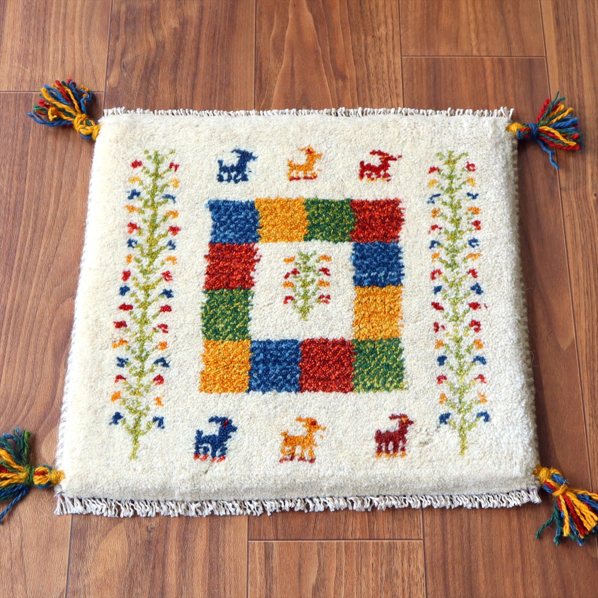 ギャッベ イラン産手織り 座布団サイズ 39×42cm ナチュラルアイボリー 動物と連なるカラフルな生命の樹