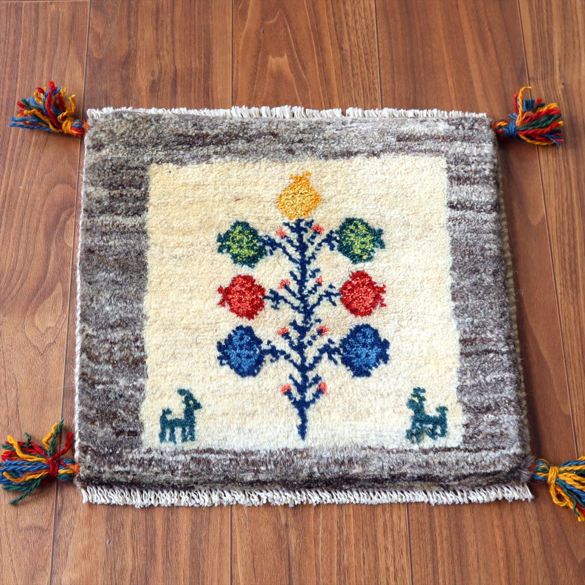 ギャッベ イラン産手織り 座布団サイズ 39×41cm ナチュラルアイボリー 動物とカラフルなザクロの樹