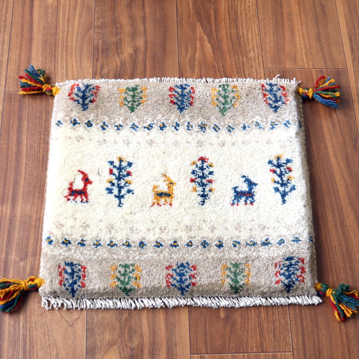 ギャッベ イラン産手織り 座布団サイズ 39×43cm ナチュラルアイボリーカラフルな生命の樹と動物