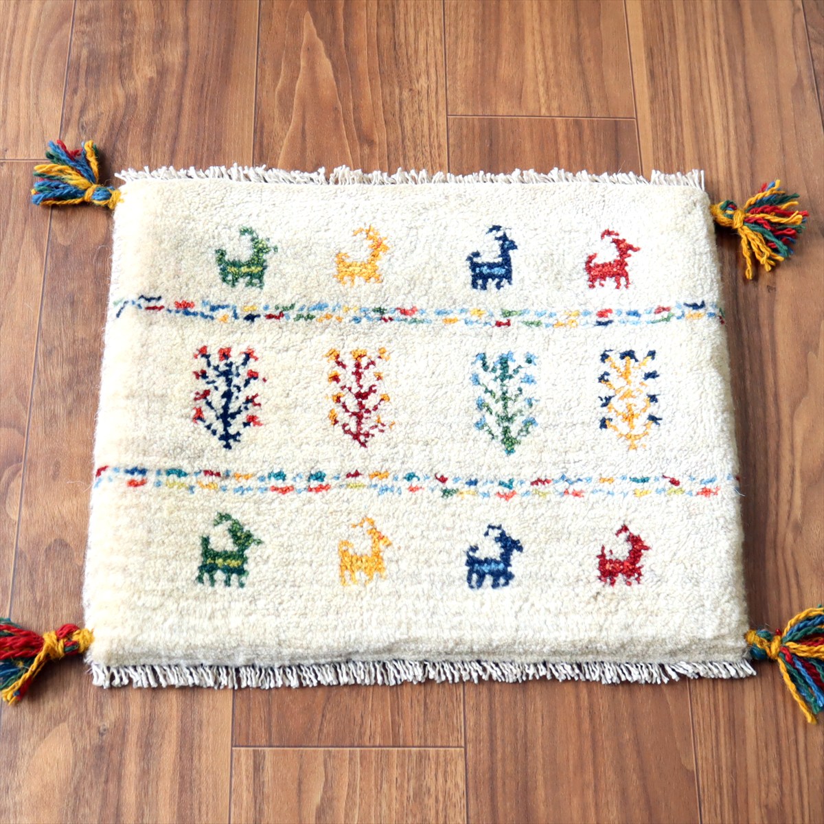 ギャッベ イラン産手織り 座布団サイズ 38×46cm ナチュラルアイボリー カラフルな生命の樹と動物
