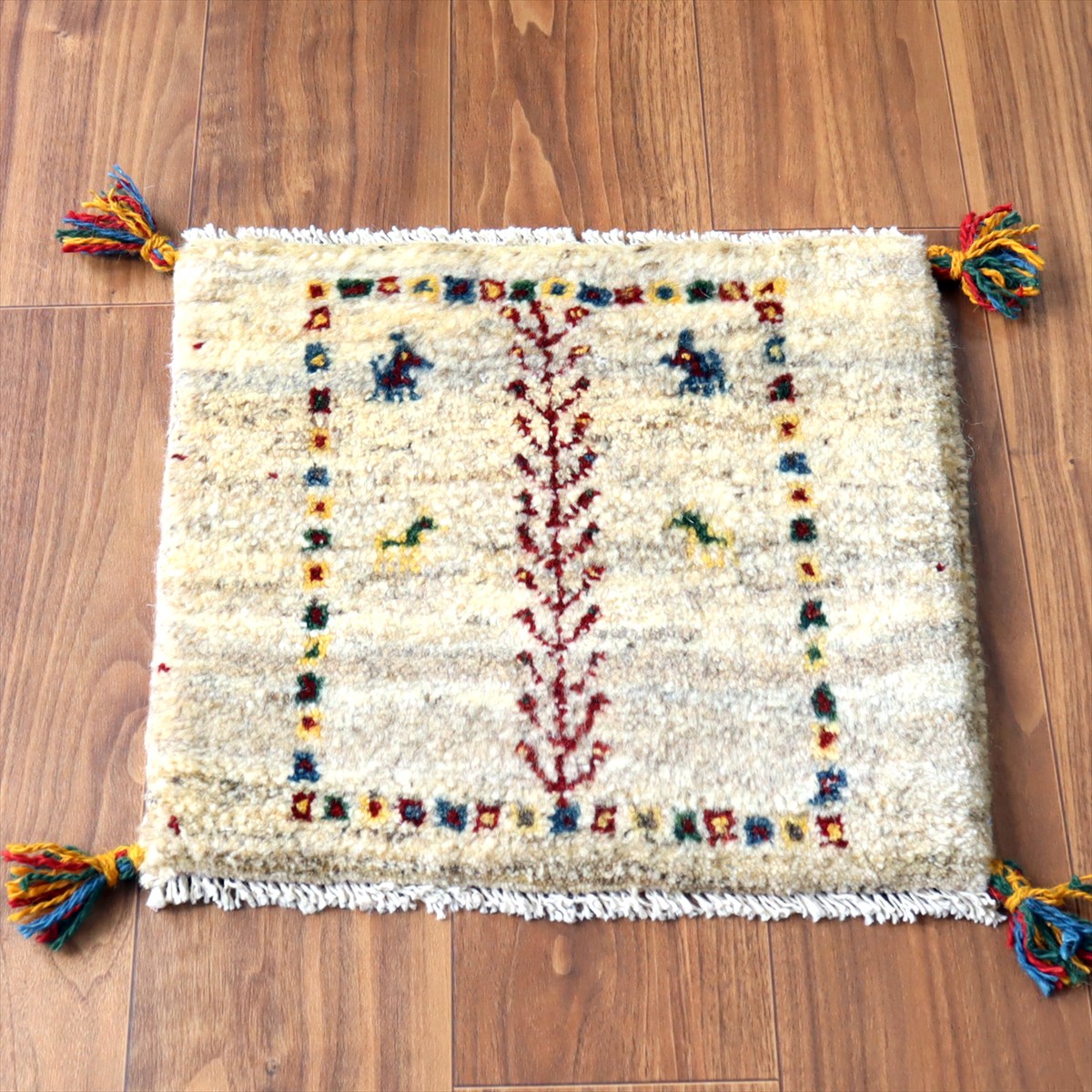 ギャッベ イラン産手織り 座布団サイズ 40×43cm ナチュラルアイボリー 連なる生命の樹と動物