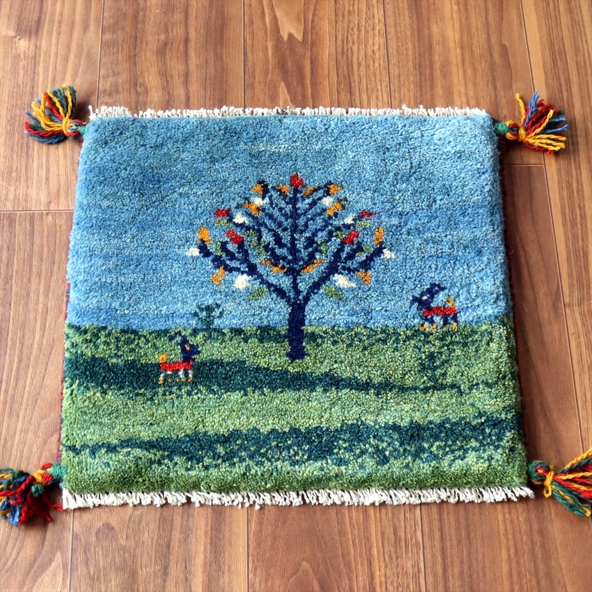 ギャッベ イラン産手織り 座布団サイズ 40×42cm ブルー＆グリーン ランドスケープ 丘の生命の樹と動物