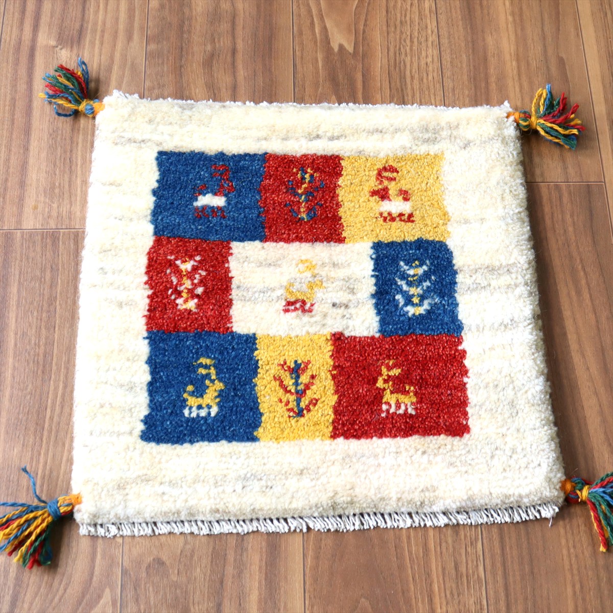 ギャッベ イラン産手織り 座布団サイズ 42×42cm ナチュラルアイボリー カラフルタイル 動物と生命の樹