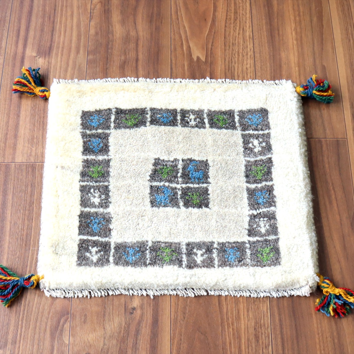 ギャッベ イラン産手織り 座布団サイズ 36×44cm ナチュラルアイボリー タイルの中に生命の樹と動物