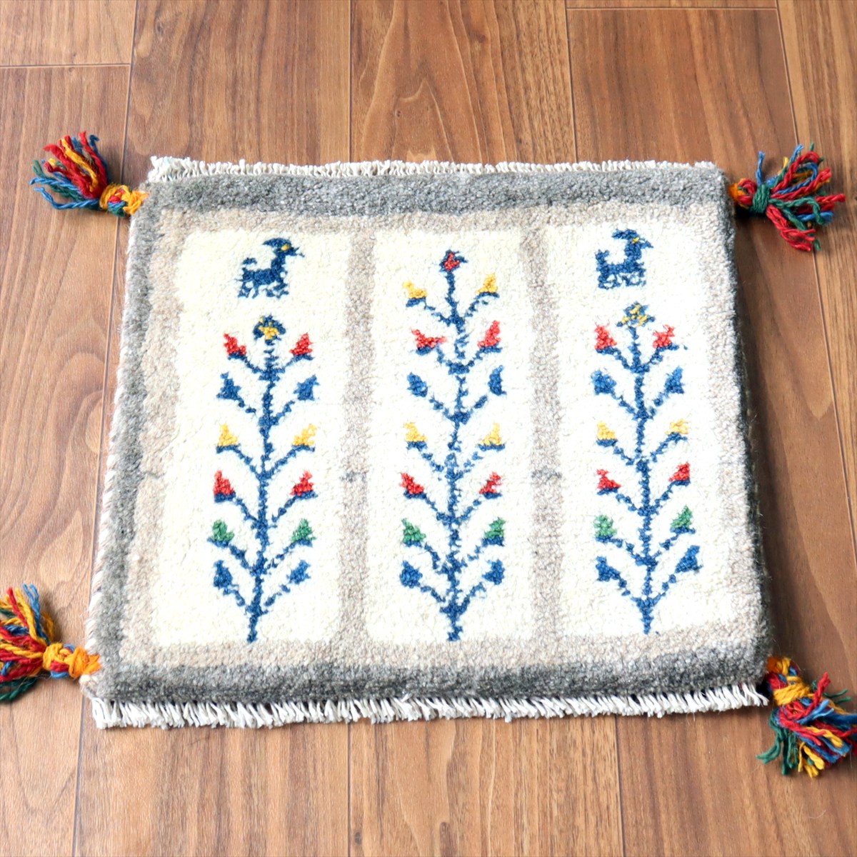 ギャッベ イラン産手織り 座布団サイズ 36×39cm ナチュラルアイボリー カラフルな連なる生命の樹と動物