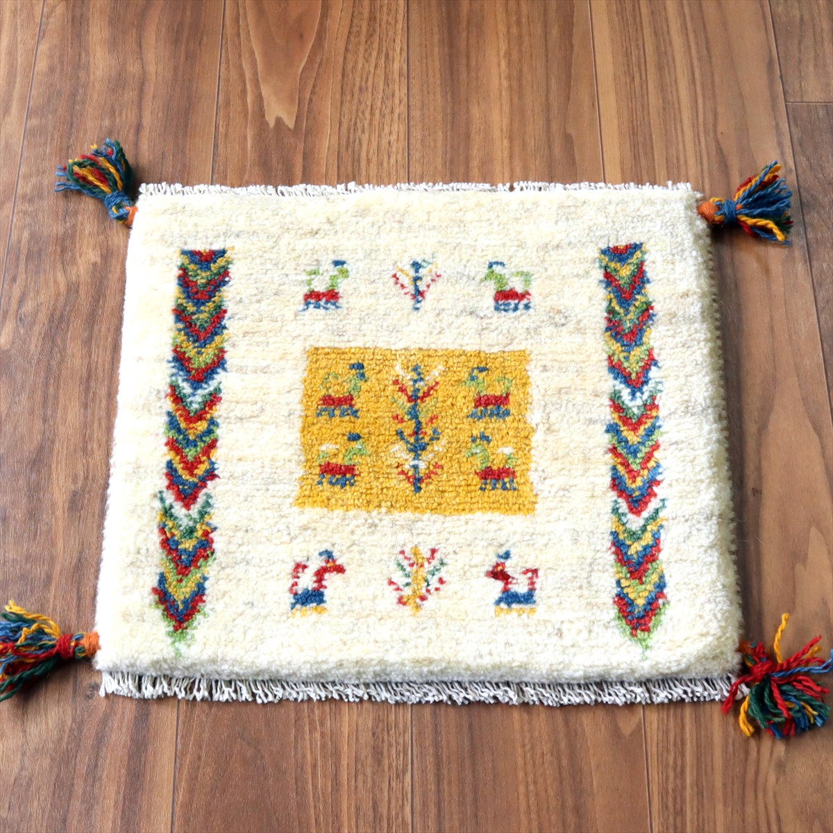 ギャッベ イラン産手織り 座布団サイズ 38×43cm ナチュラルアイボリー カラフルな生命の樹と動物