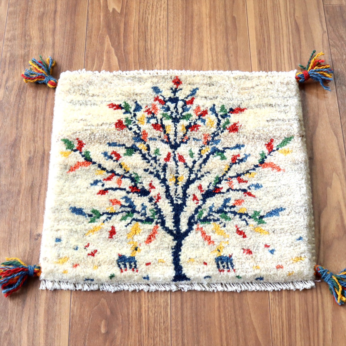 ギャッベ イラン産手織り 座布団サイズ 38×43cm ナチュラルアイボリー カラフルな花の咲いた生命の樹と動物