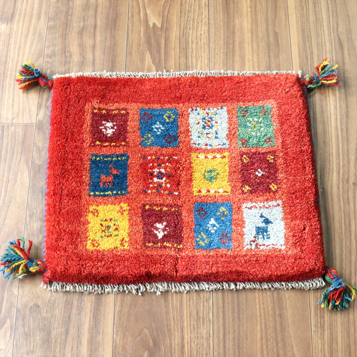 ギャッベ イラン産手織り 座布団サイズ 37×45cm レッド カラフルタイルの中に動物と生命の樹