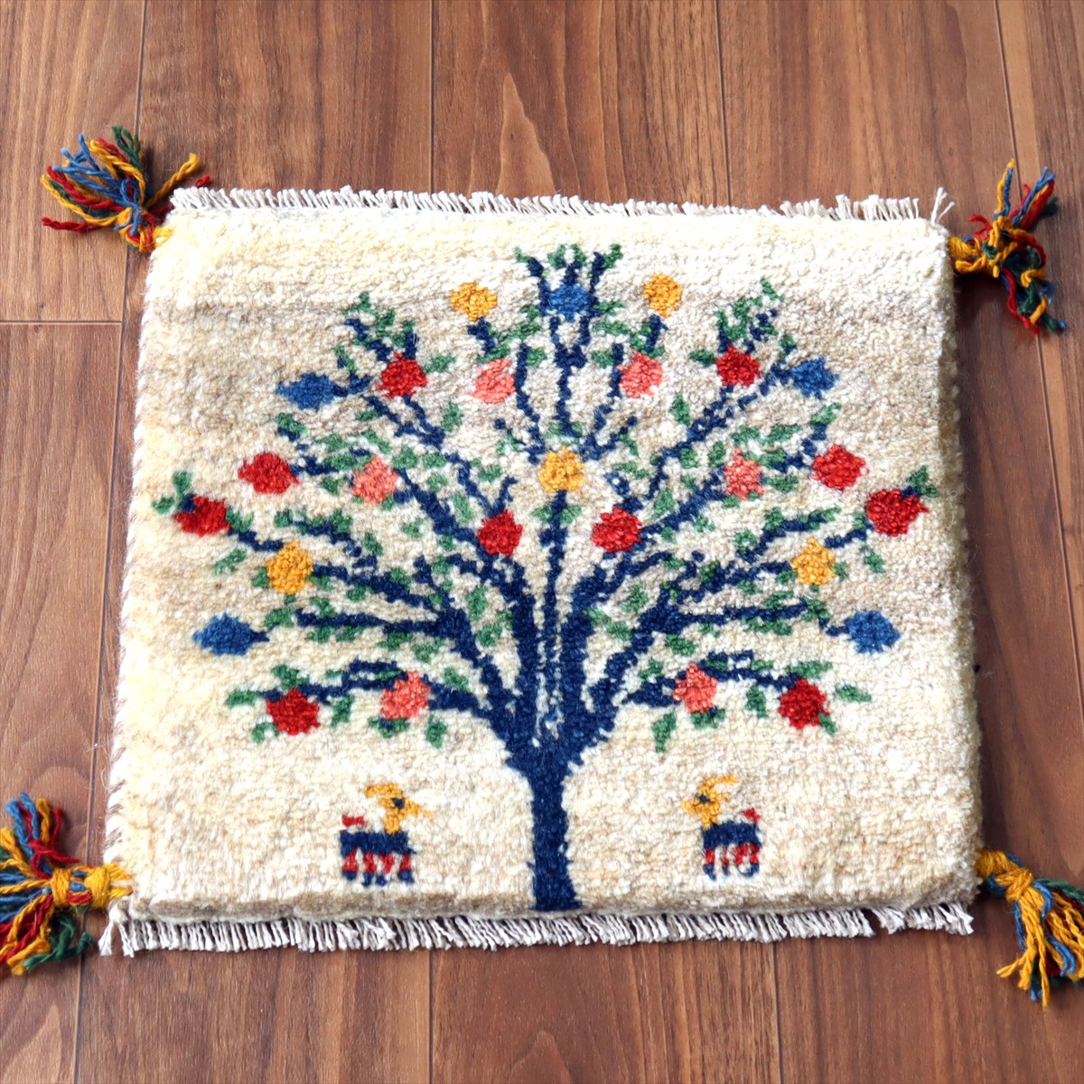ギャッベ イラン産手織り 座布団サイズ 37×40cm ナチュラルアイボリー カラフルなザクロの樹と動物