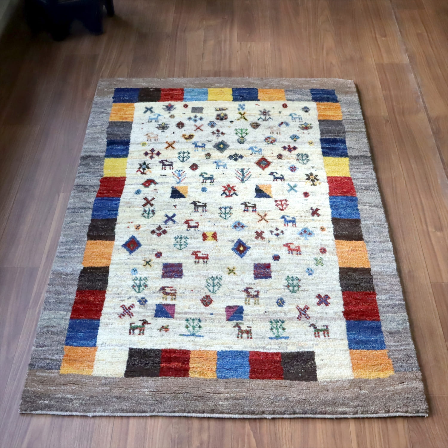 ギャッベ ノマド　 156x107cm ナチュラル＆グレー　たくさんの動物や草花モチーフ