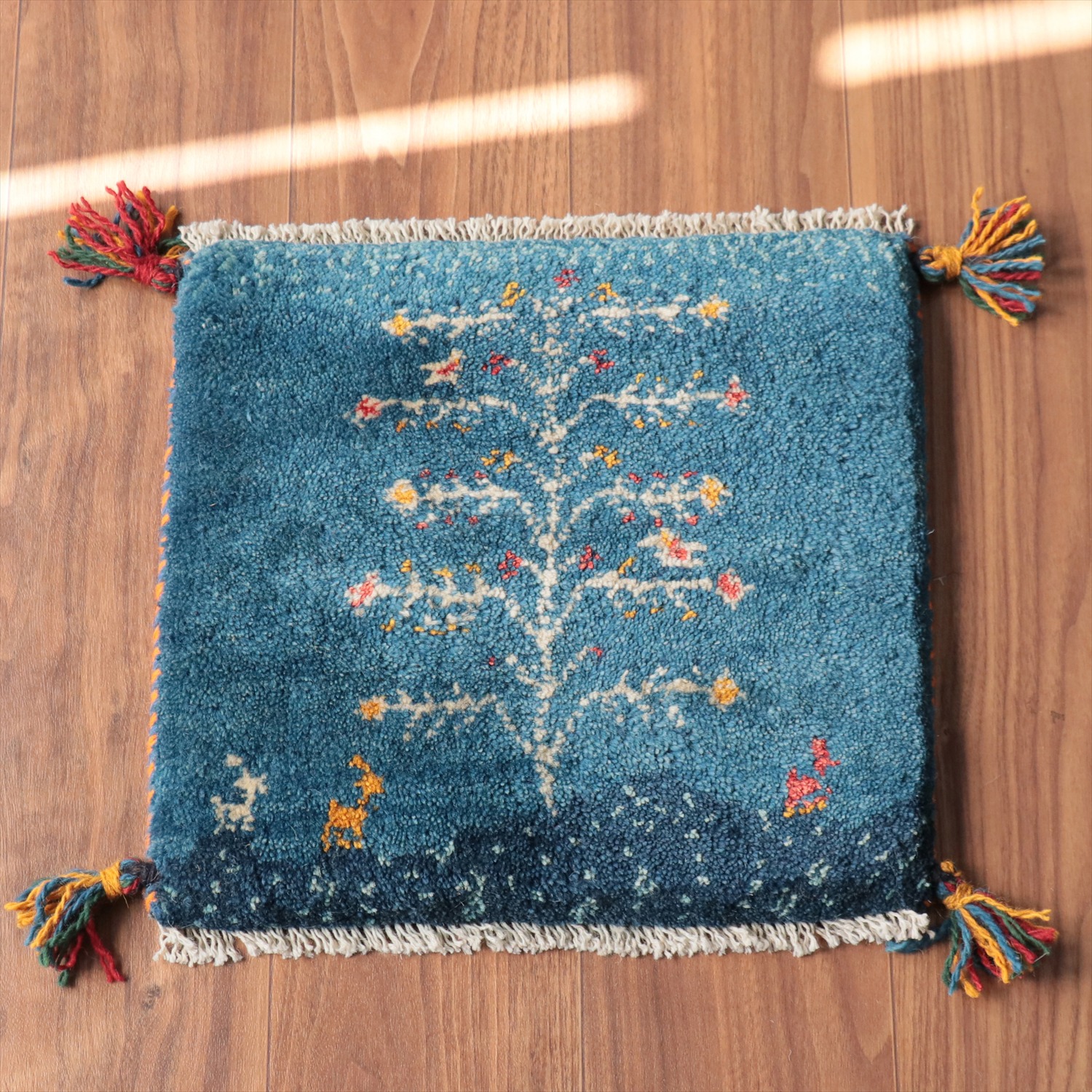 ギャッベ イラン産手織り 座布団サイズ 38x40cm ブルー　枝葉を広げる生命の木