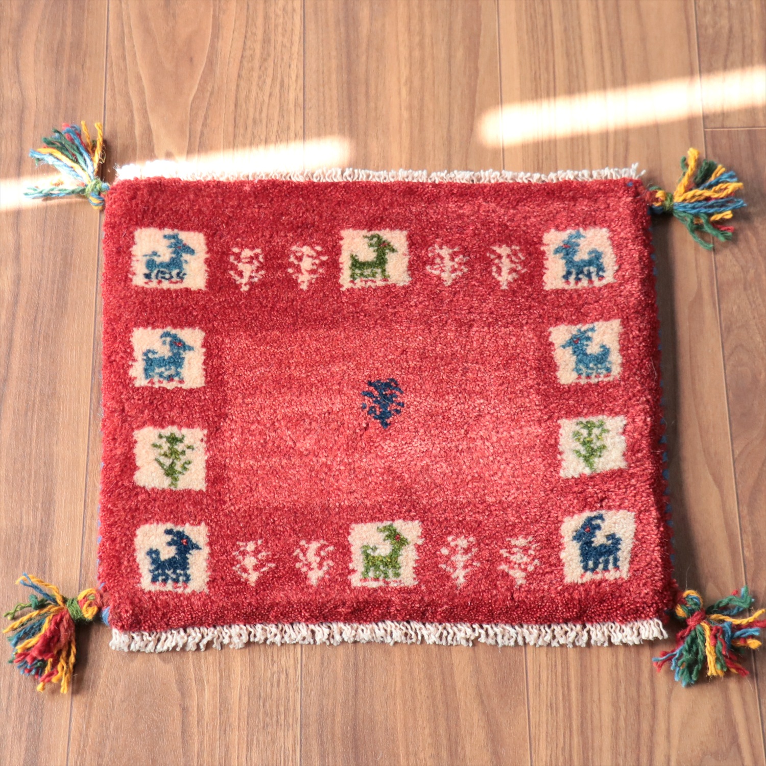 ギャッベ イラン産手織り 座布団サイズ 36x40cm レッド　タイルモチーフ