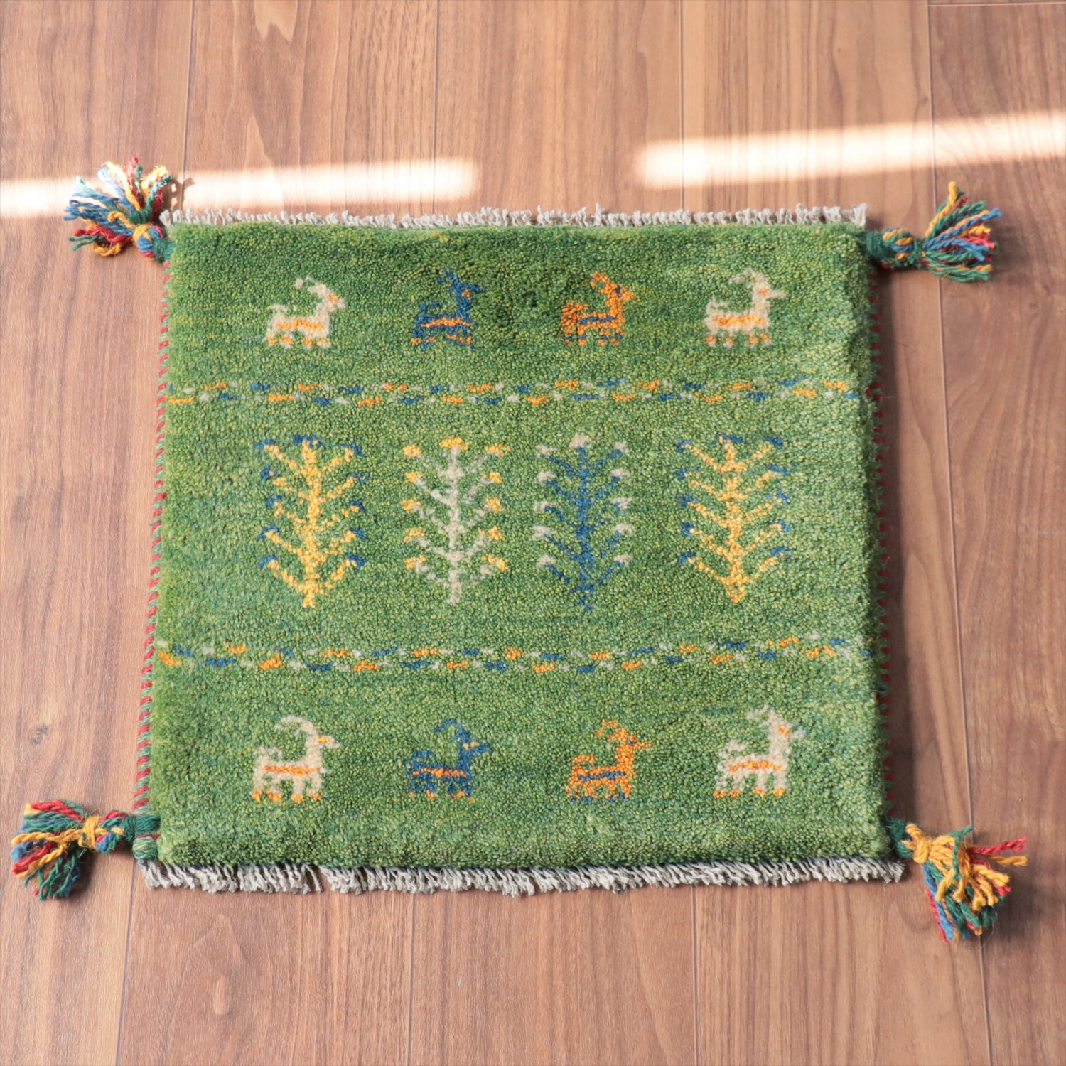 ギャッベ イラン産手織り 座布団サイズ 41x42cm グリーン　動物モチーフ