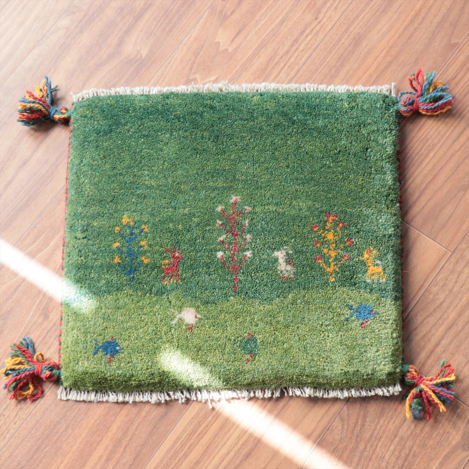 ギャッベ イラン産手織り 座布団サイズ 40x43cm グリーン　魚のいる湖