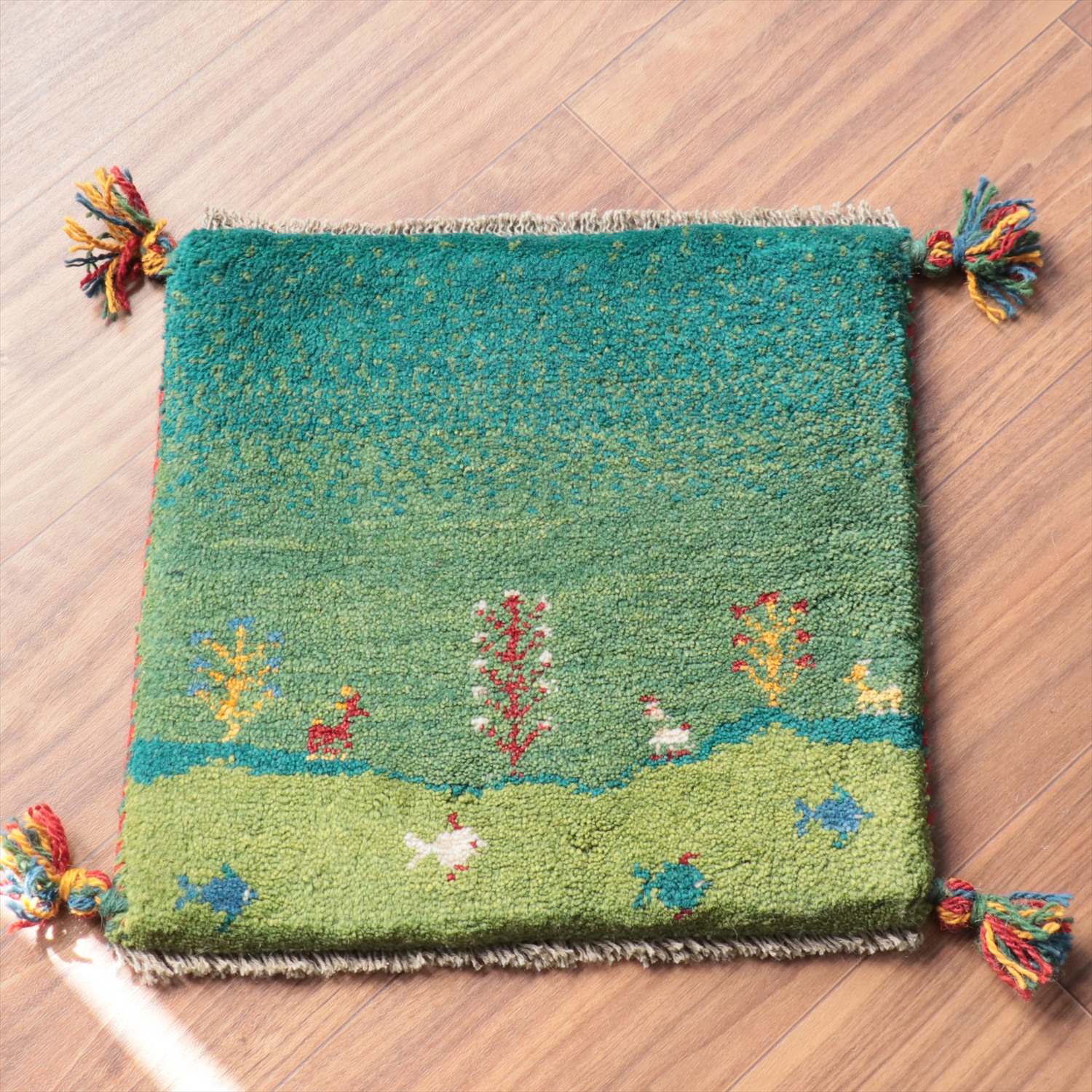 ギャッベ イラン産手織り 座布団サイズ 40x41cm グリーングラデーション　魚のいる湖