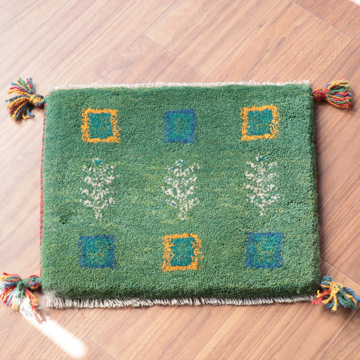 ギャッベ イラン産手織り 座布団サイズ 39x46cm グリーン