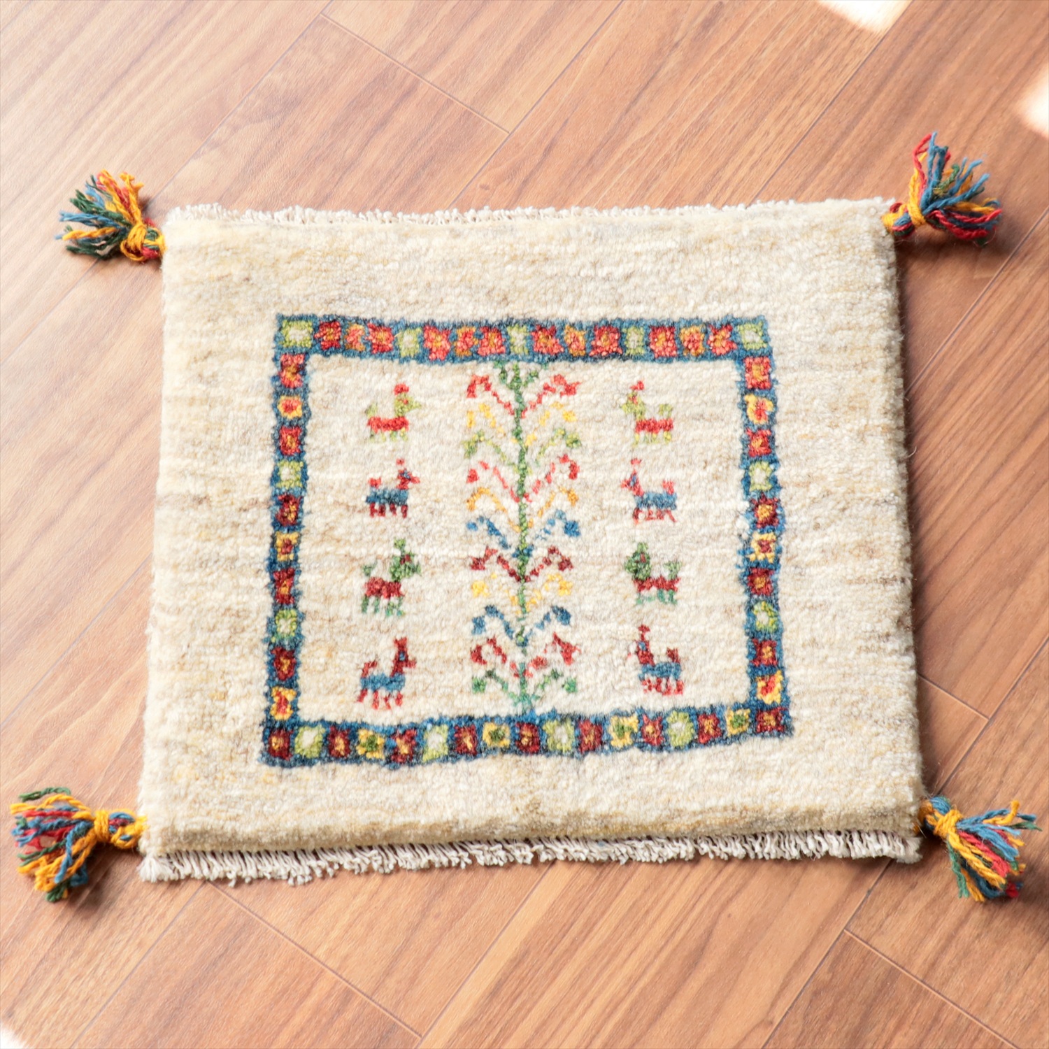ギャッベ イラン産手織り 座布団サイズ 40x45cm ベージュグレー　カラフルな動物モチーフ