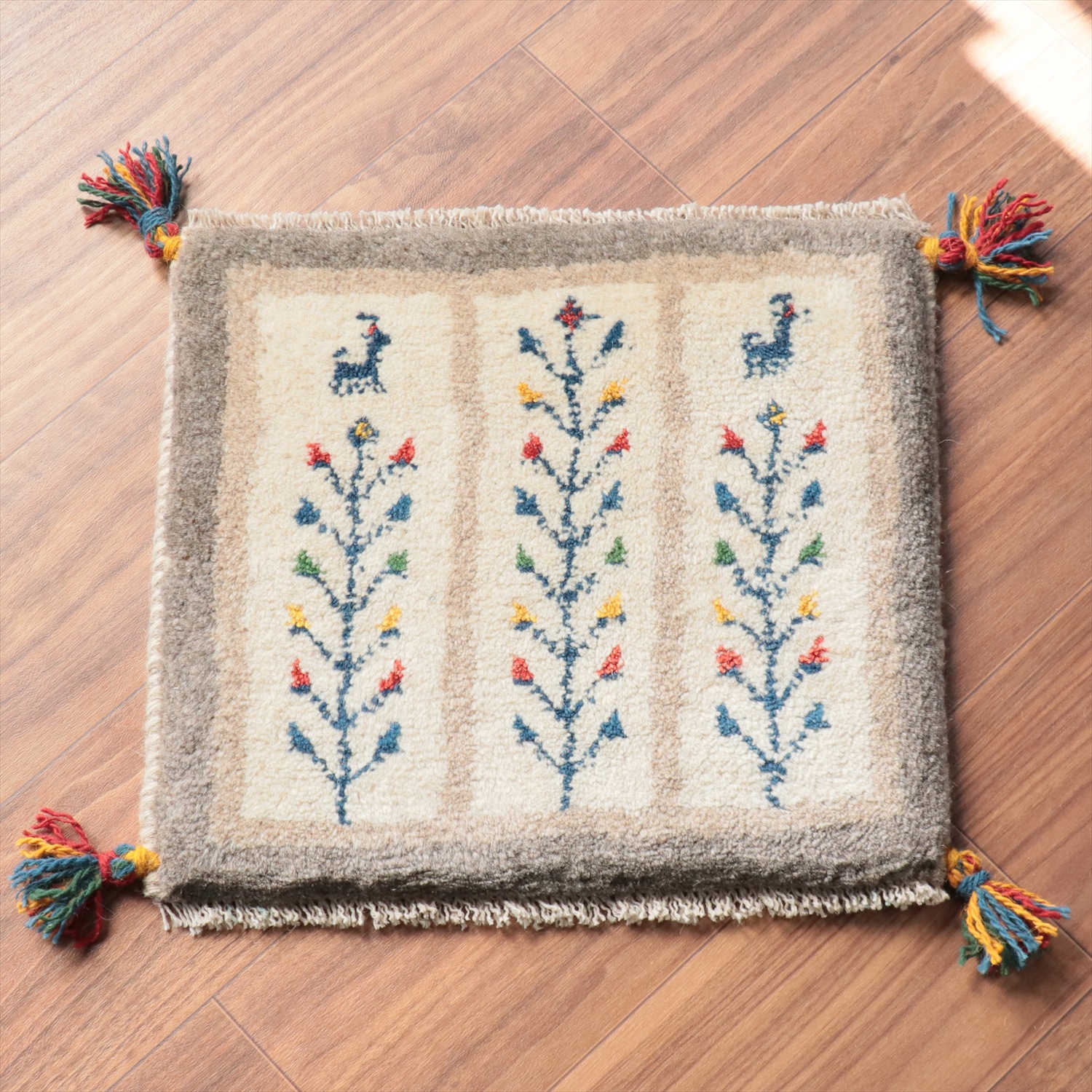 ギャッベ イラン産手織り 座布団サイズ 39x42cm ナチュラルアイボリー　グレー　花をつけた生命の木