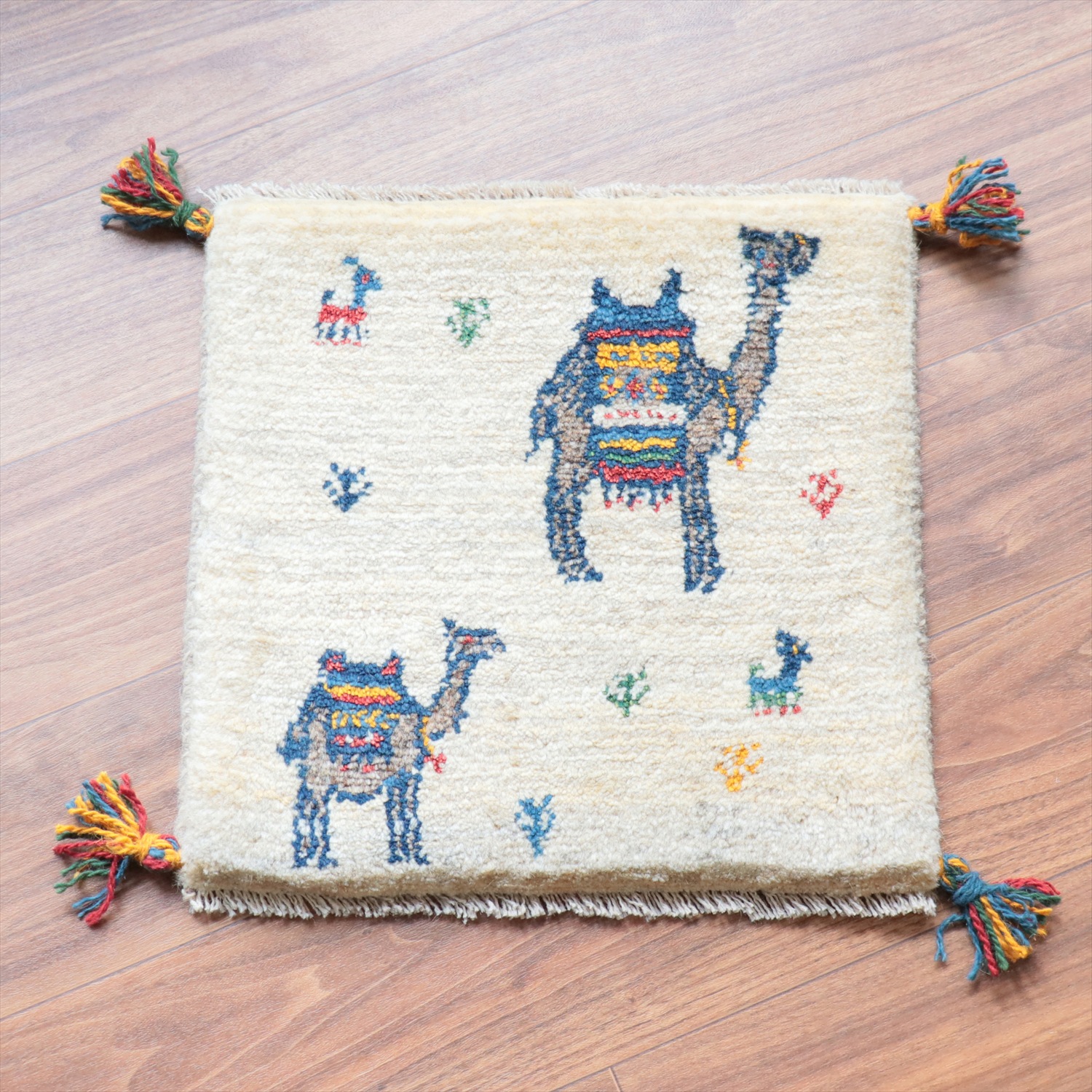 ギャッベ イラン産手織り 座布団サイズ 43x43cm ナチュラルアイボリー　ラクダ