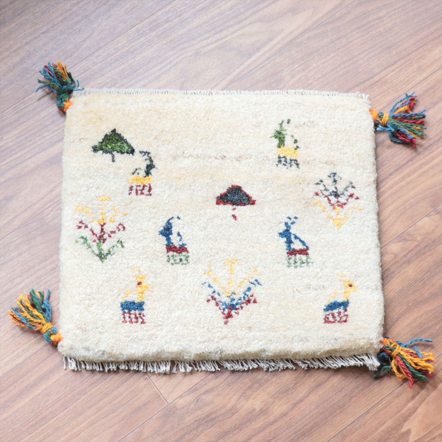 ギャッベ イラン産手織り 座布団サイズ 46x41cm ナチュラルアイボリー　草花や動物モチーフ