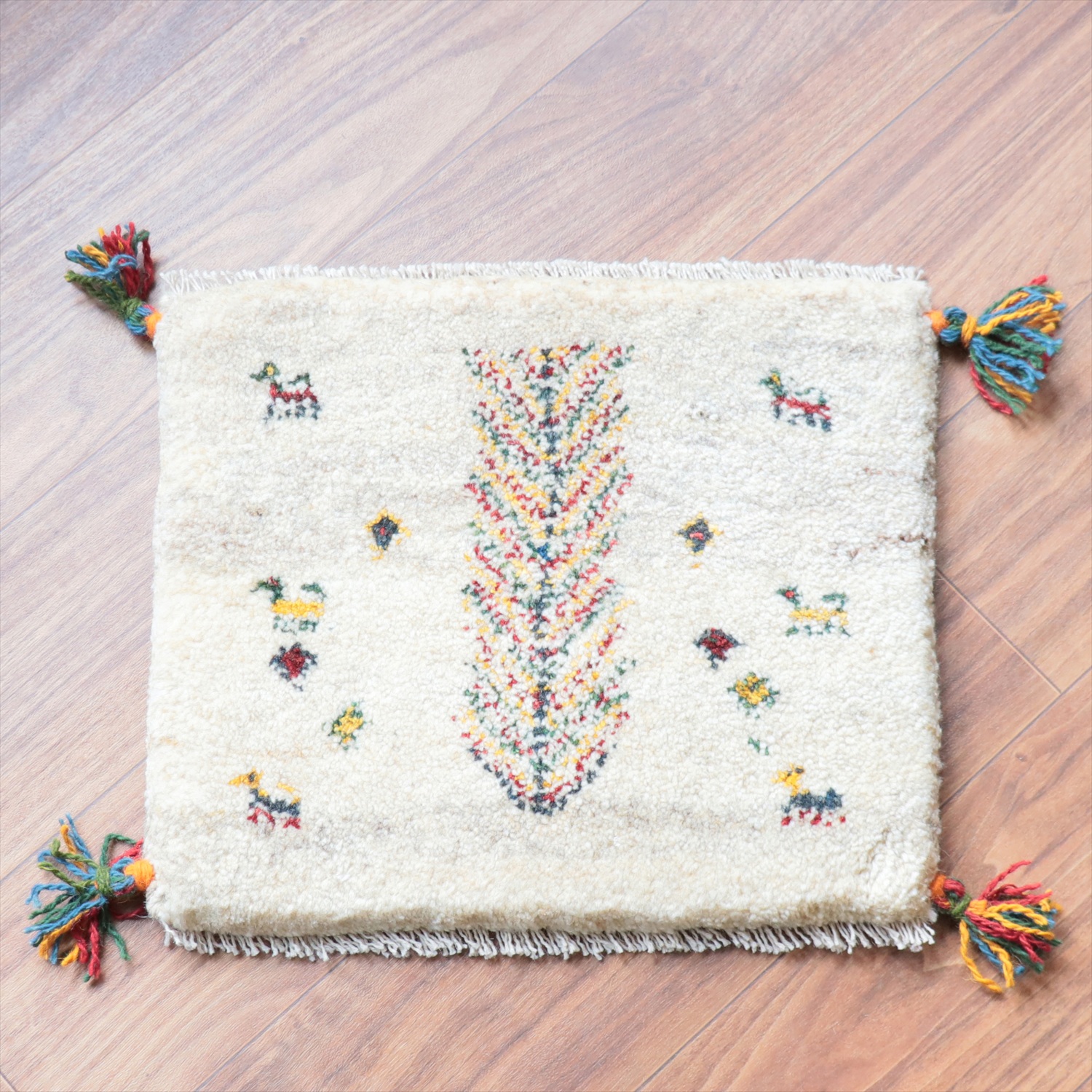 ギャッベ イラン産手織り 座布団サイズ 37x43cm ナチュラルアイボリー生命の木と動物たち