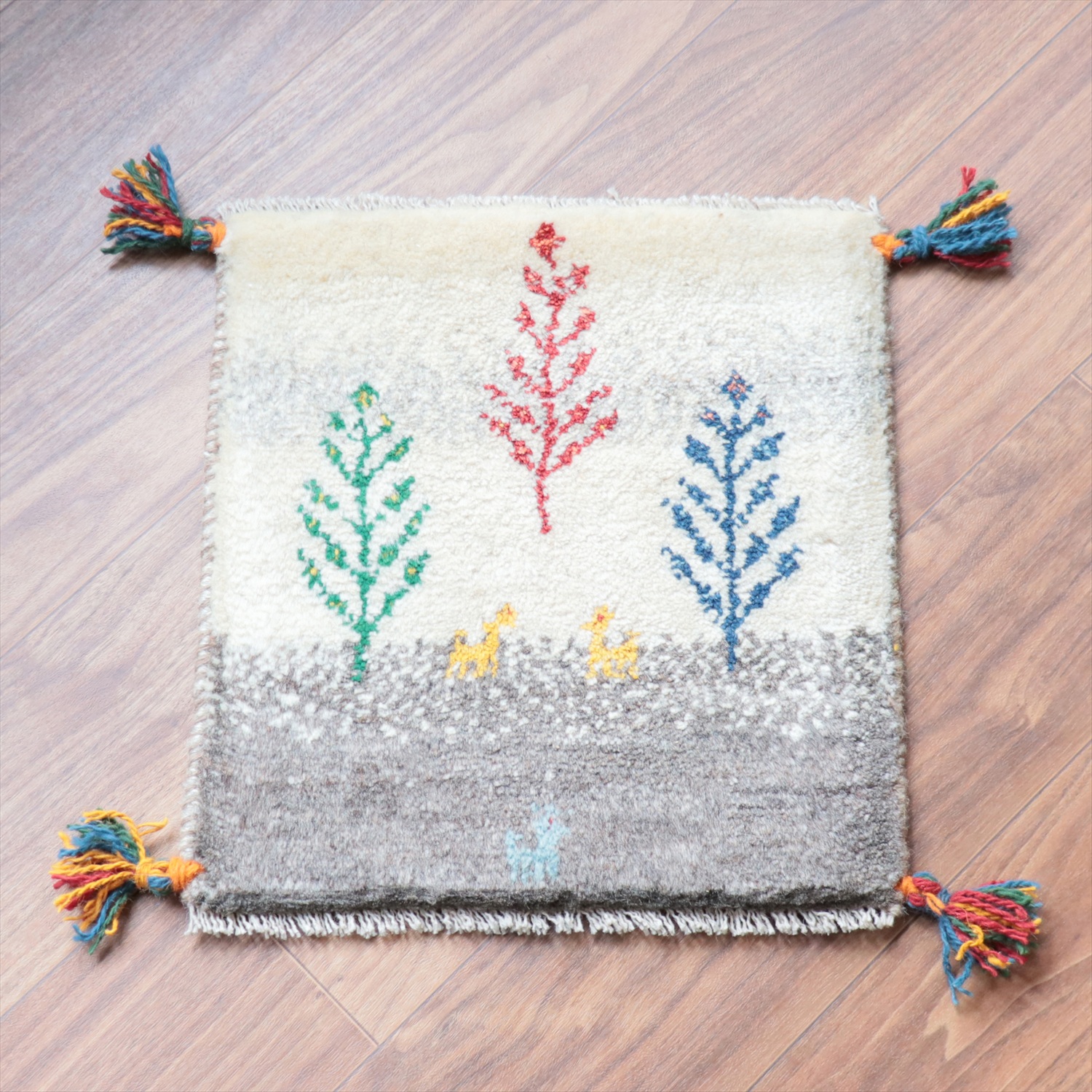 ギャッベ イラン産手織り 座布団サイズ 42x40cm ナチュラルアイボリー　　グレー