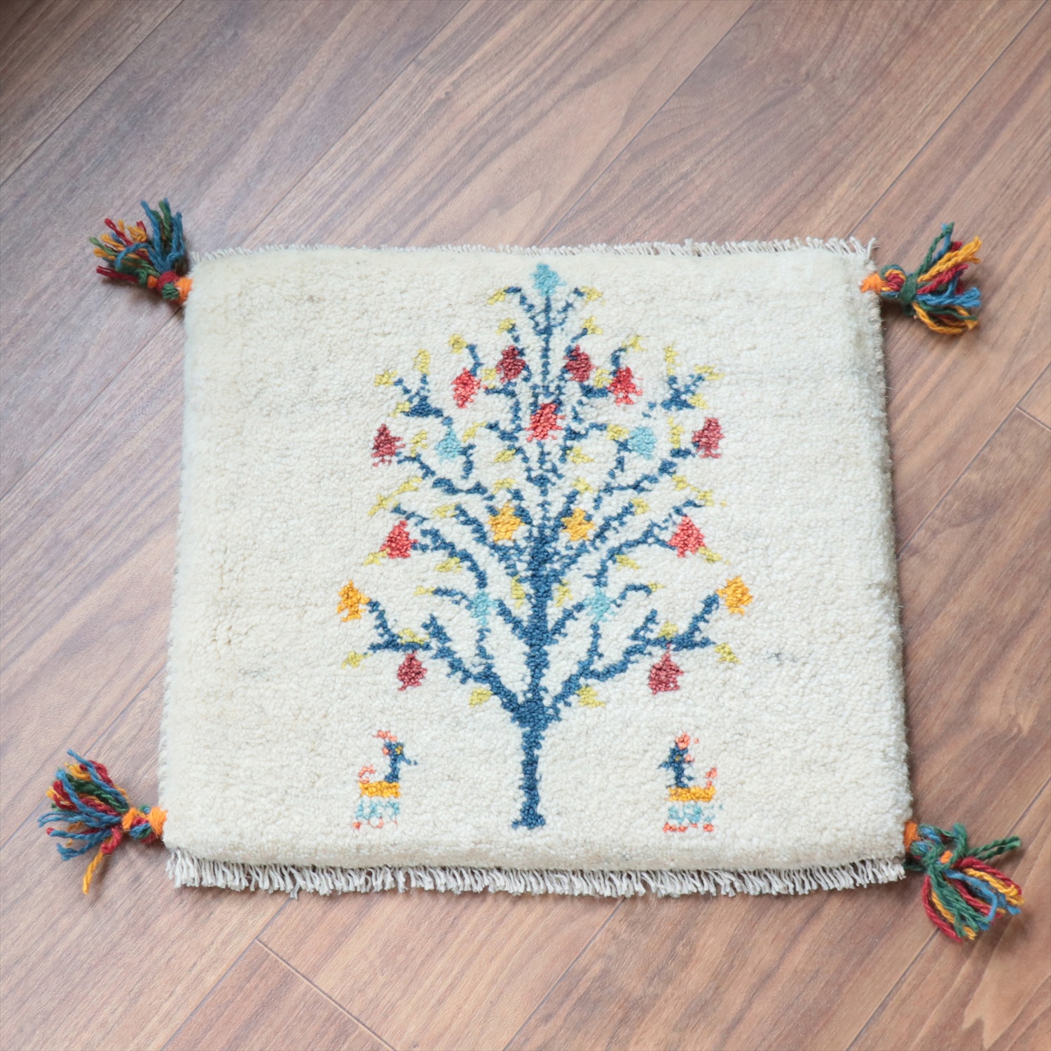 ギャッベ イラン産手織り 座布団サイズ 40x44cm ナチュラルアイボリー　花をつけた生命の木