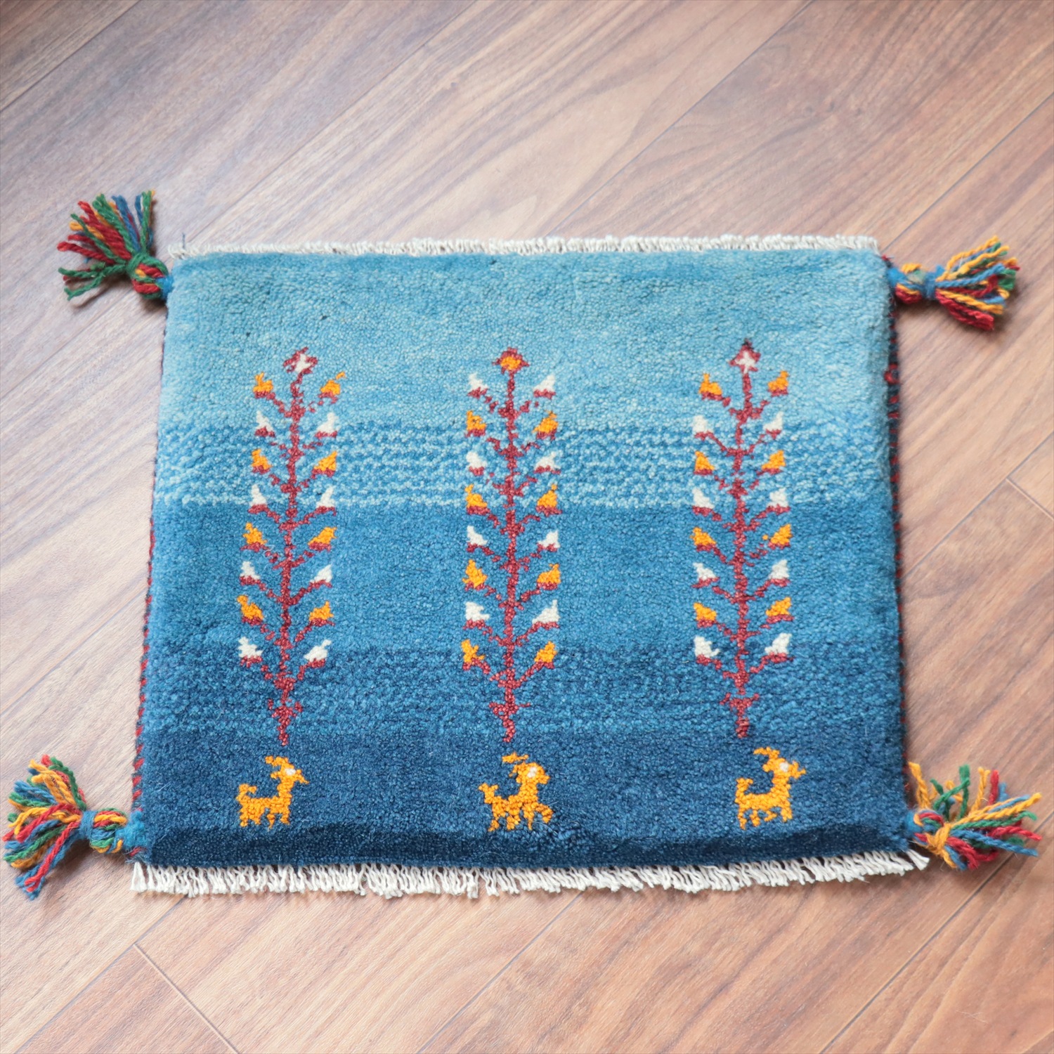 ギャッベ イラン産手織り 座布団サイズ 38x44cm ブルーグラデーション　花をつけた草花