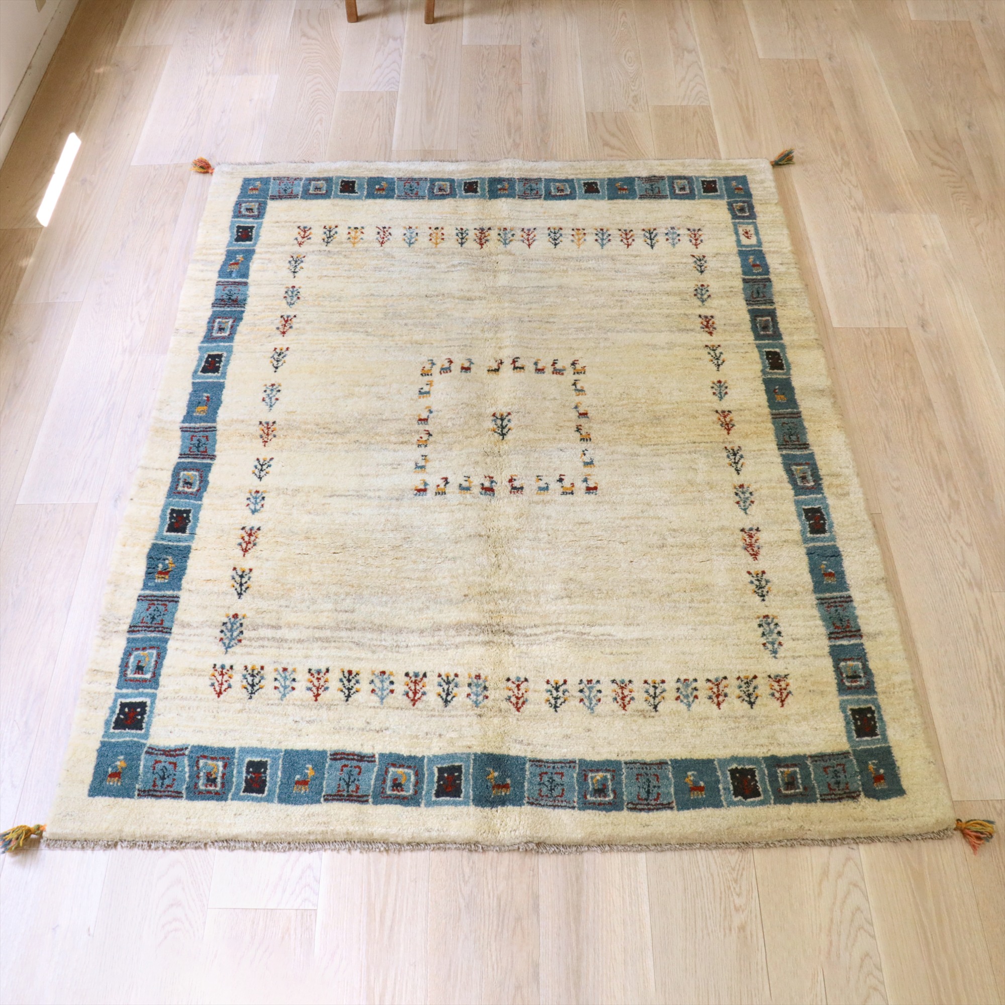 Gabbeh ギャッベ ナチュラルアイボリー 198x158cm ブルーのタイルボーダー　イラン産 手織りギャッベ