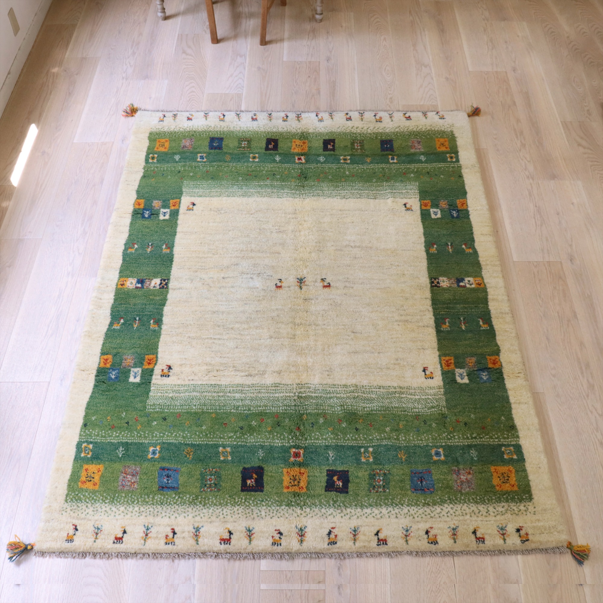 イラン産 手織りギャッベ トライバルラグ 200x153cm アイボリーｘ明るいグリーン　カラフルなタイルモチーフ
