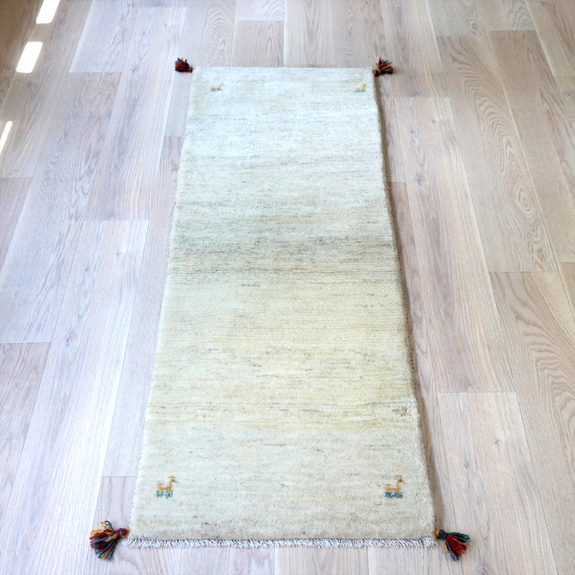 ギャッベ 無地 天然羊毛のアイボリー 177×62cm  カシュカイ族の手織りラグ　イラン産