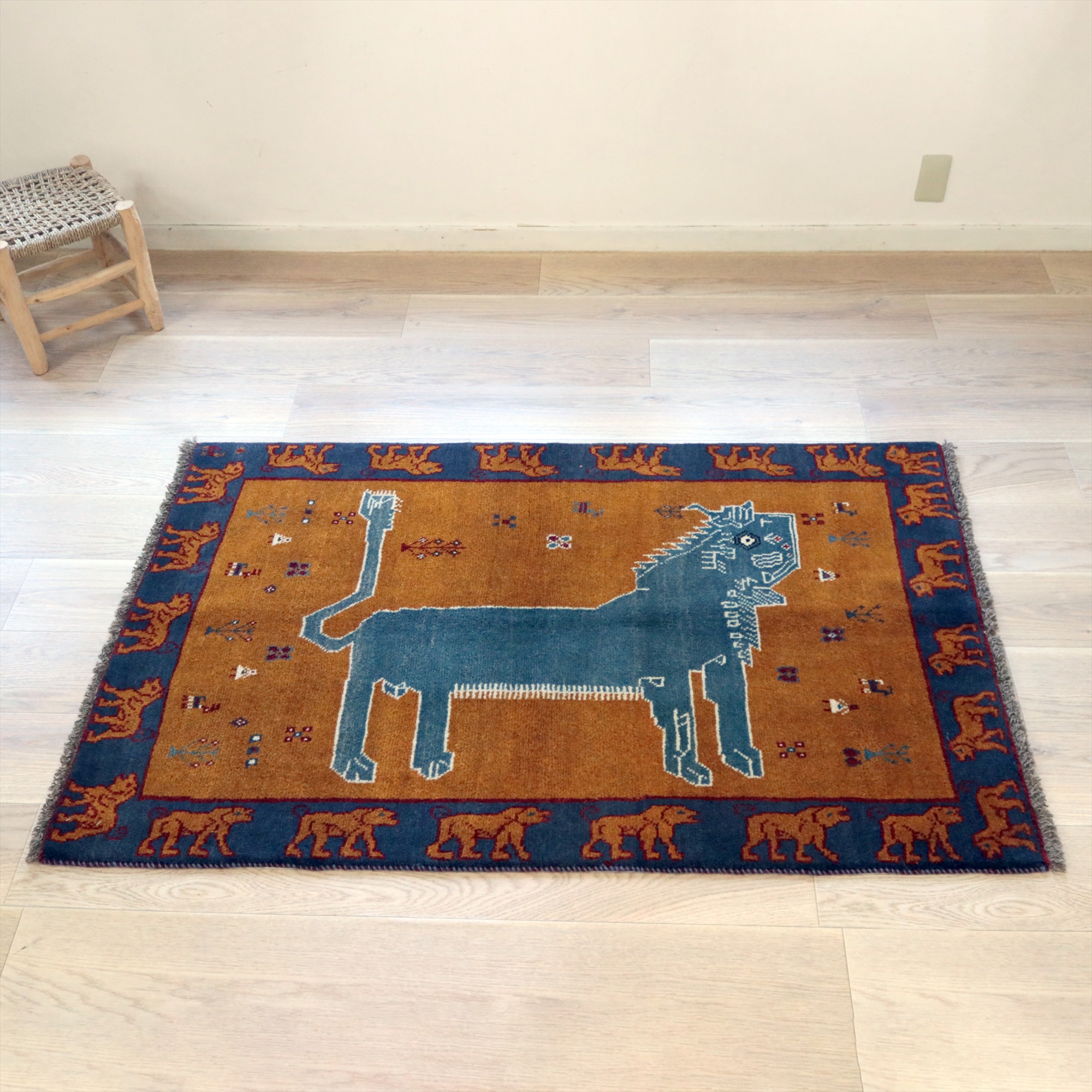 ライオンラグ　横向きの青いライオン 155×100cm オーカー＆ブルー　ギャッベ カシュカイ族の手織りラグ