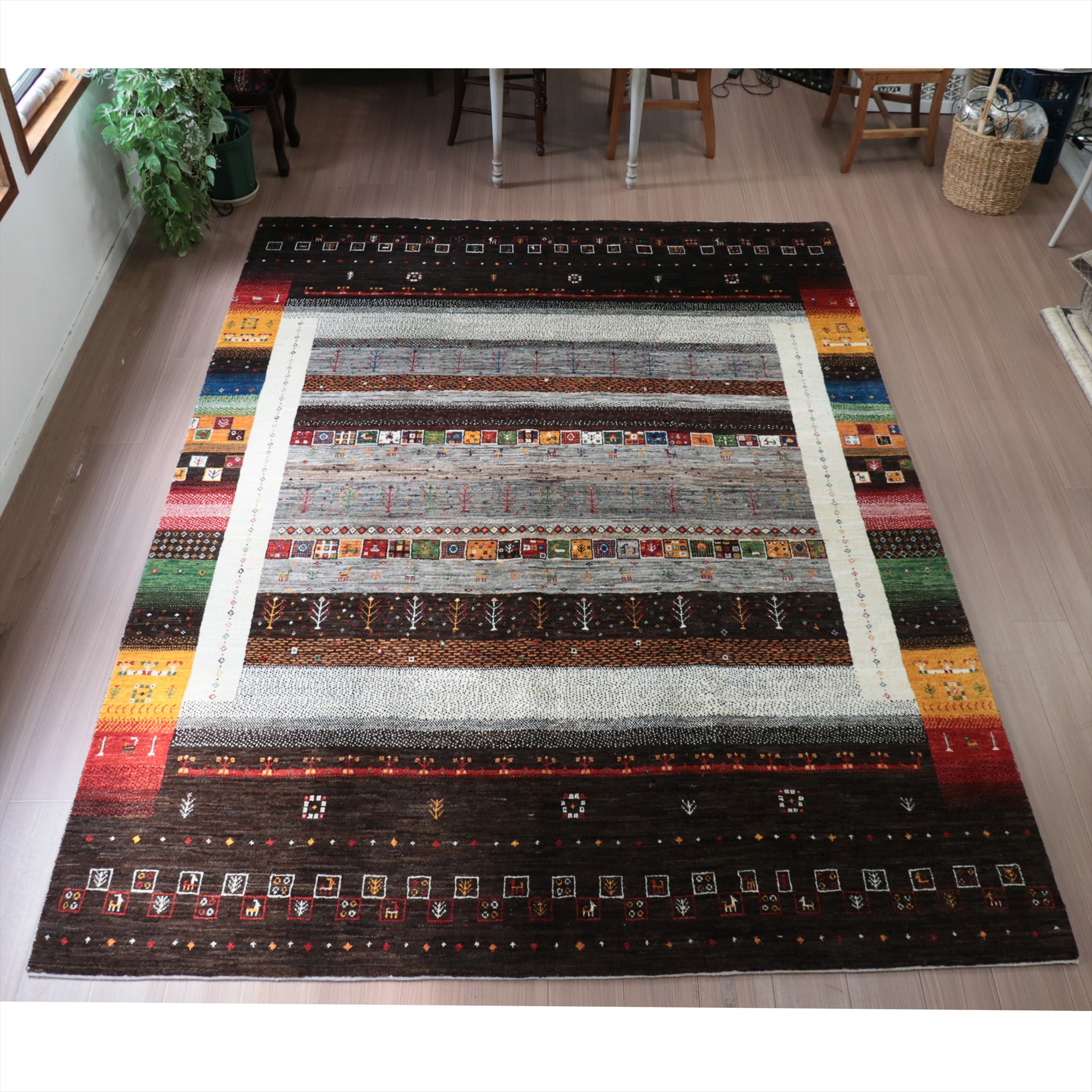 ギャッベ（ギャベ）　タビィバフ　イラン産手織りギャッベ284×215cm ダークブラウン/カラフルグラデーションのボーダー