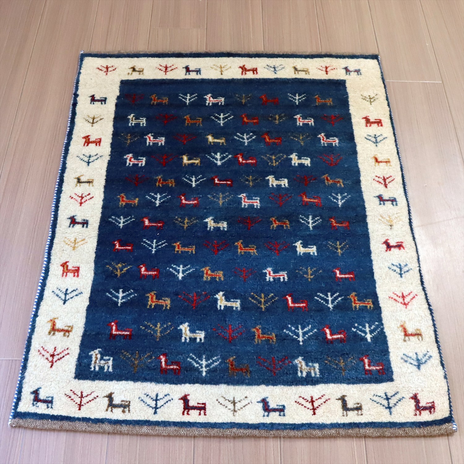 ギャッベ イラン産手織り 105×79cm ブルー＆ナチュラルアイボリー　たくさんの動物や生命の樹