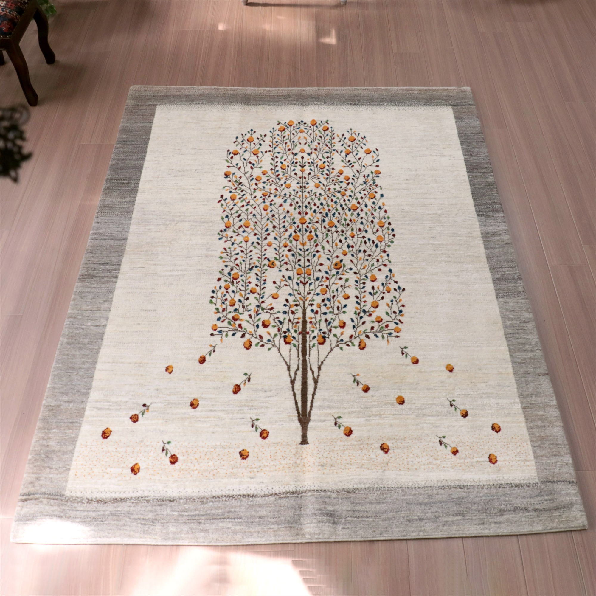 ギャッベ イラン産手織り　細かく美しい織りリズバフト207×156cm ナチュラルアイボリー/グレー　ザクロの実をつけた生命の木