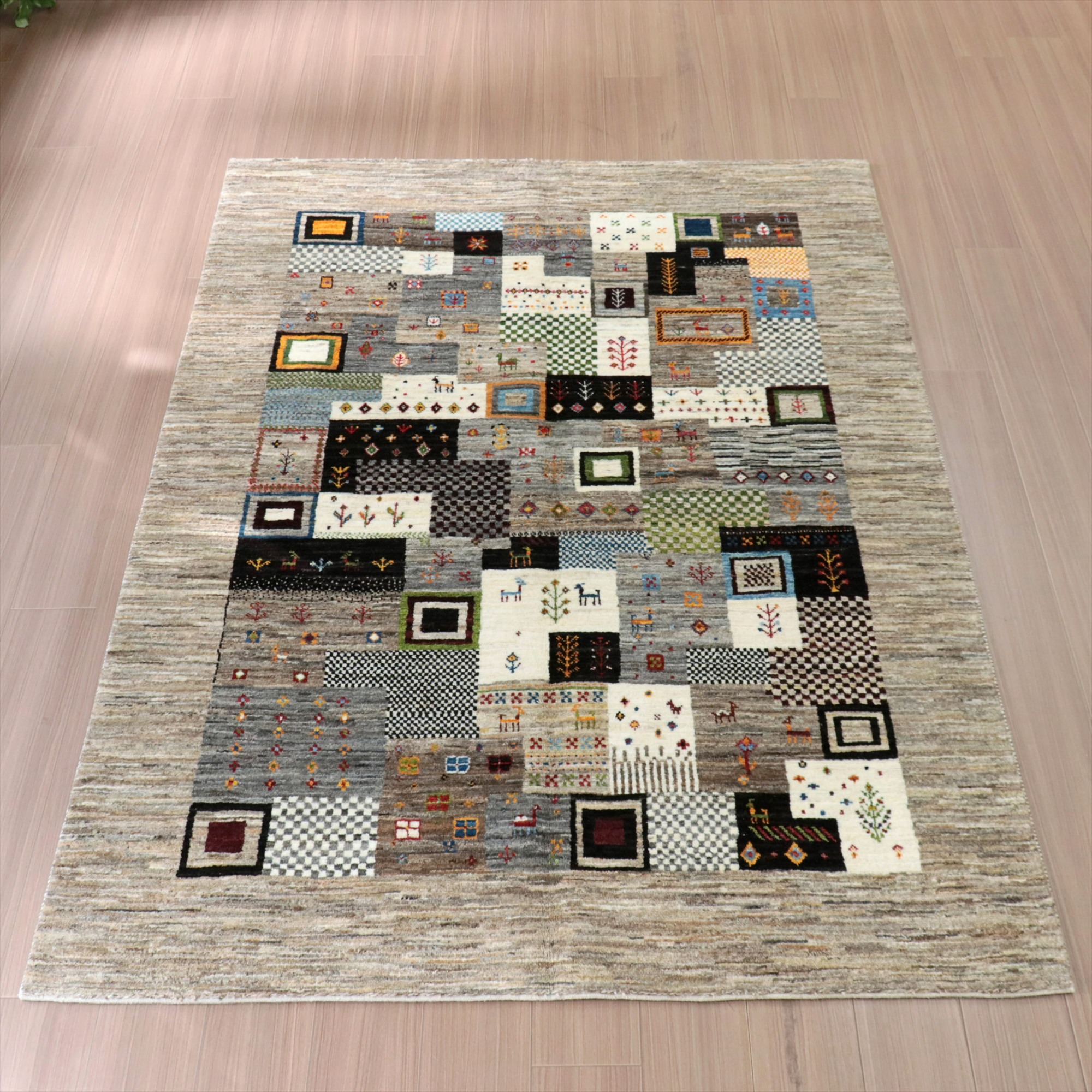 ギャッベ　ギャベ　カシュカイ族の手織りラグ202×148cm タビィバフTabiibaft　ナチュラルグレー　モザイクタイル