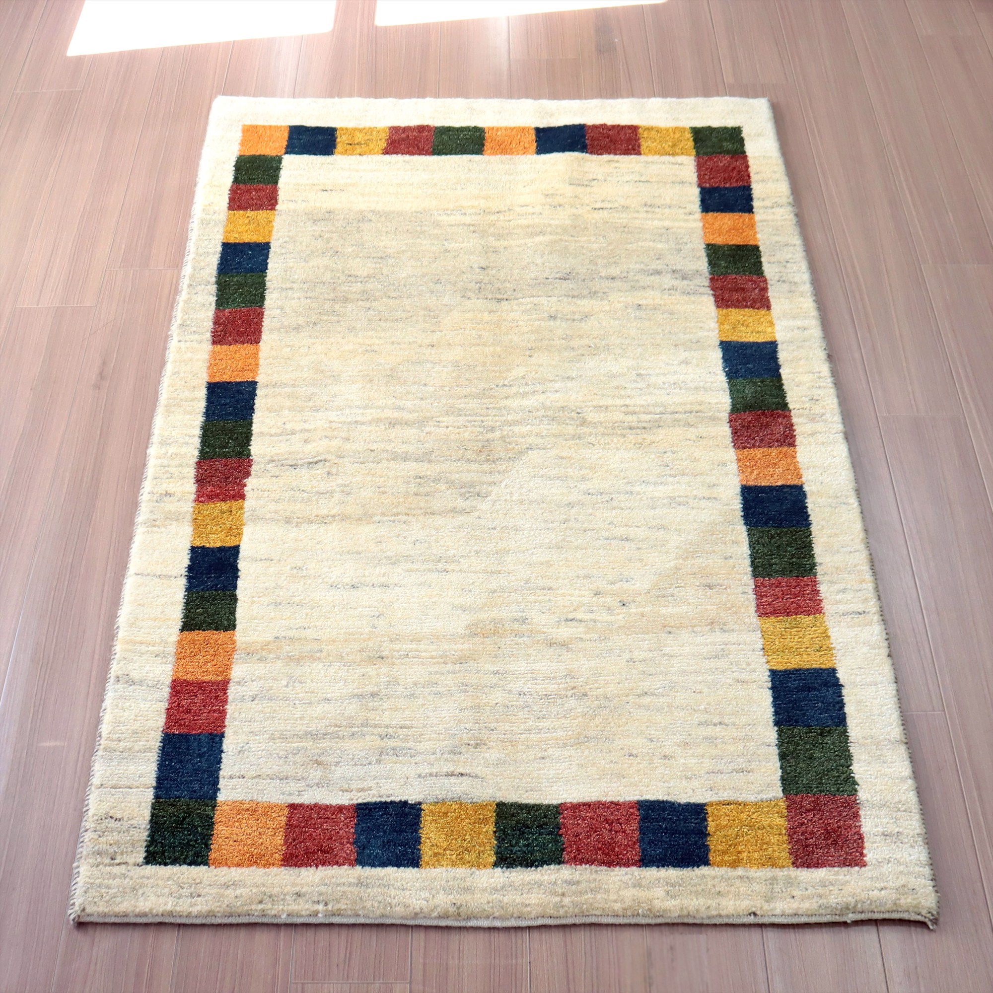イランの手織りラグ ギャッベ 182×113cm ナチュラルアイボリー カラフルタイルデザイン