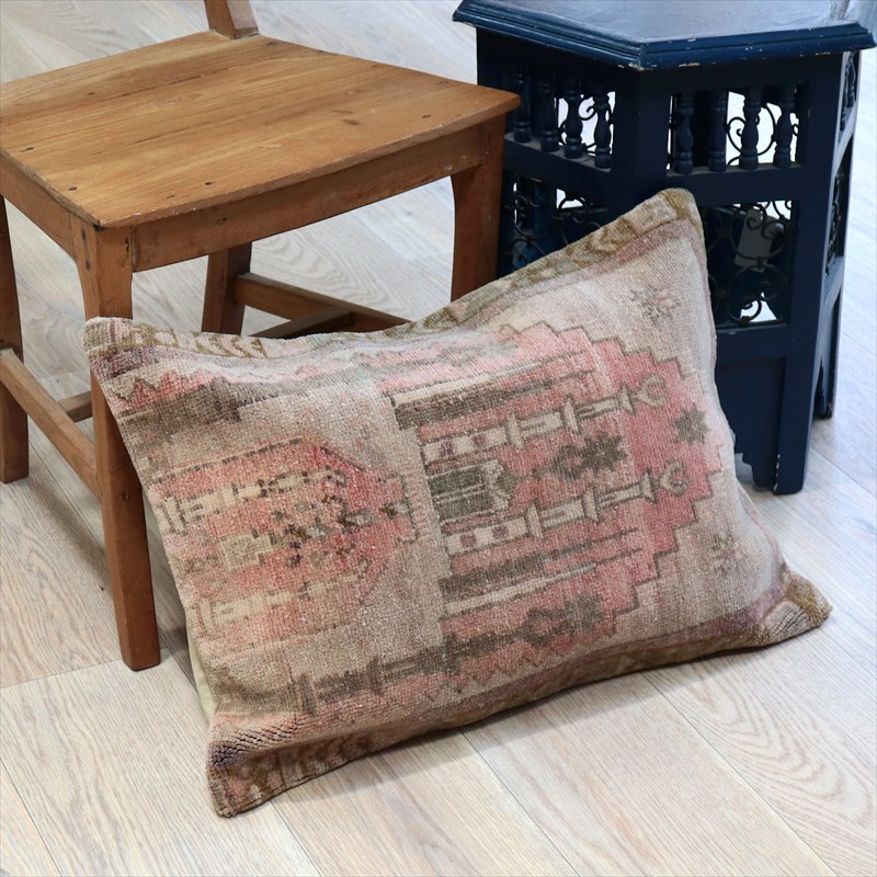トライバルラグ 絨毯クッション 62×44cm シワス・モスク ミフラープ