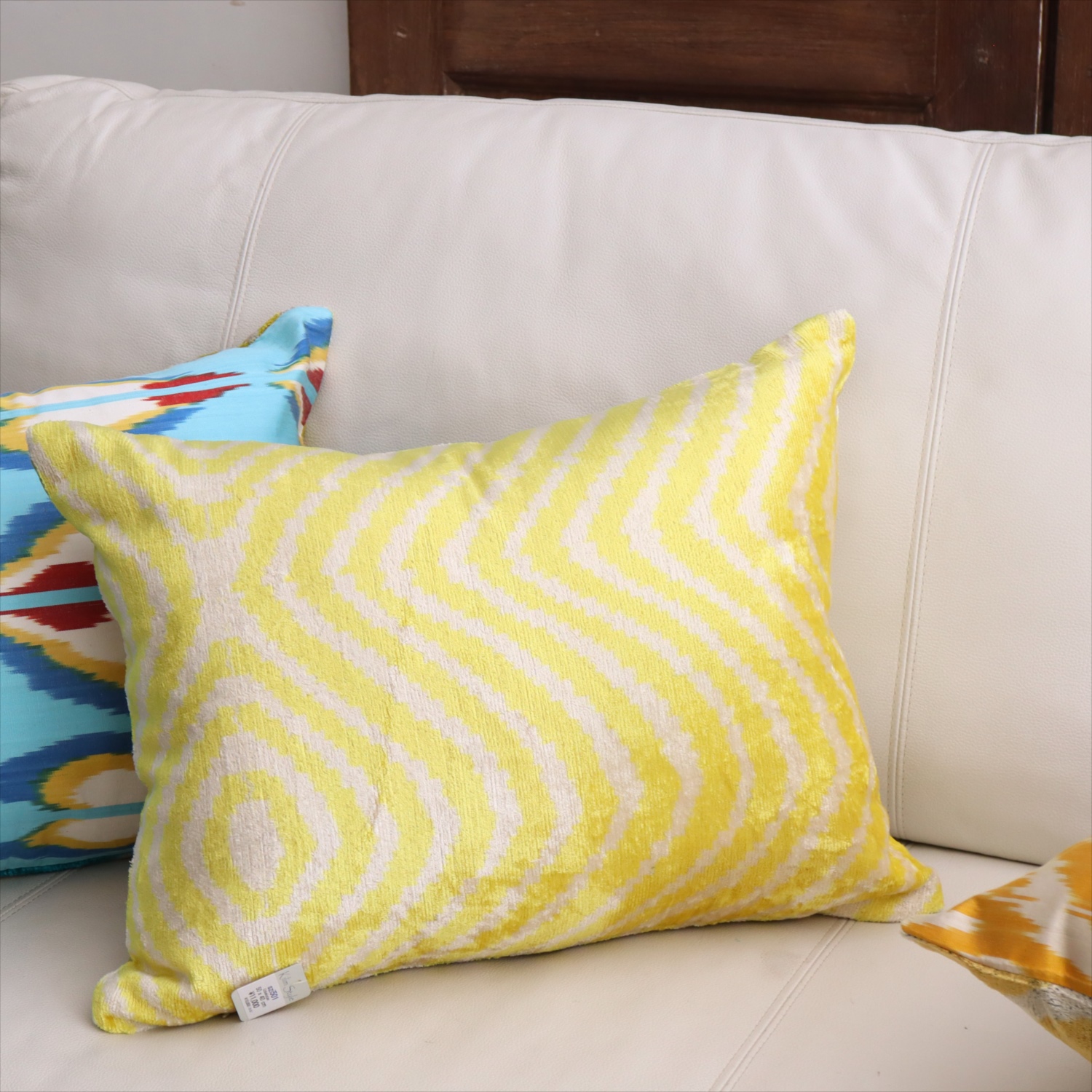 アトラス ベルベットイカットクッションカバー　両面シルク レモンイエロー　波模様 Silk Velvet Cushion - Double-Sided Design