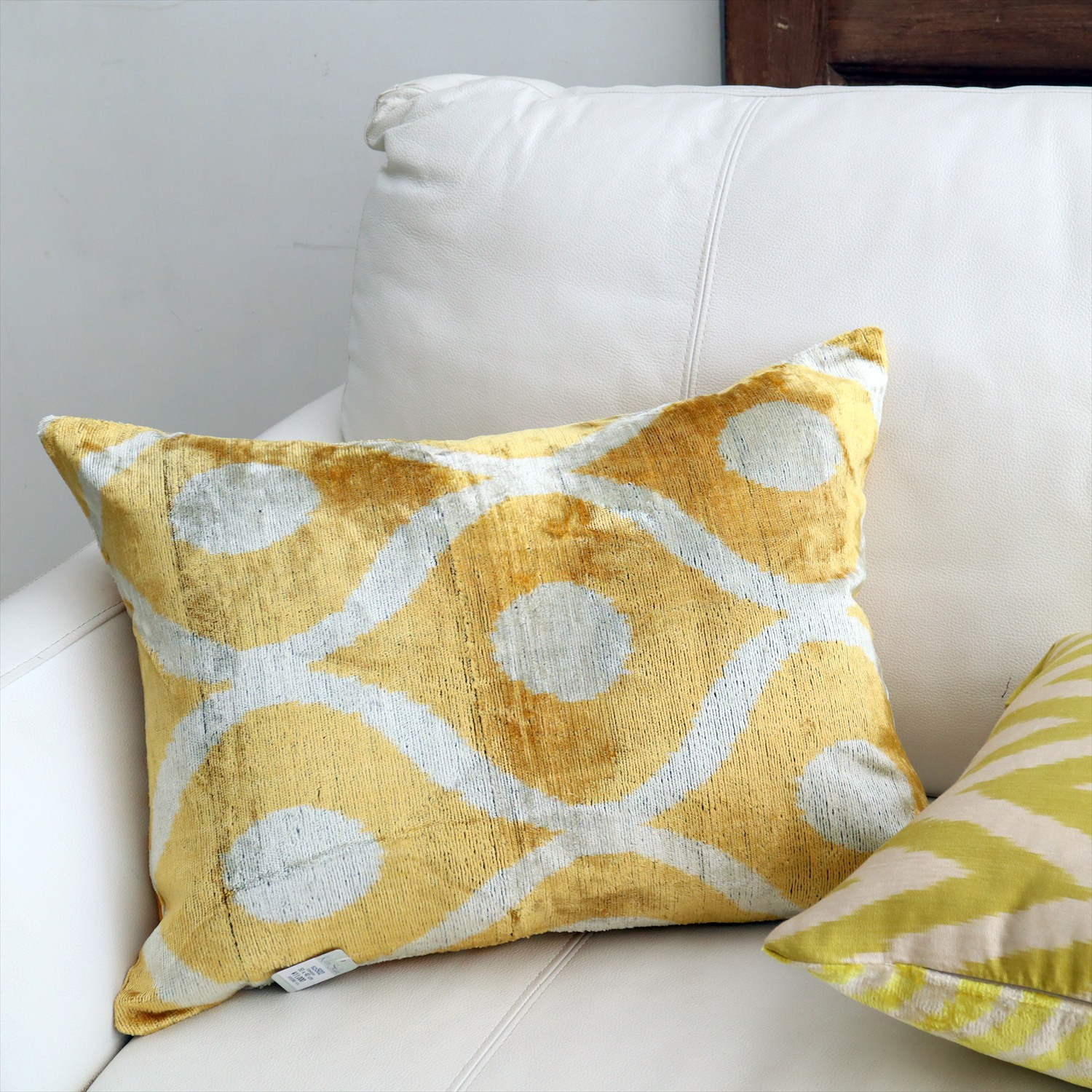 アトラス ベルベットイカットクッションカバー　両面シルク ペールオレンジ　ランタン柄 Silk Velvet Cushion - Double-Sided Design