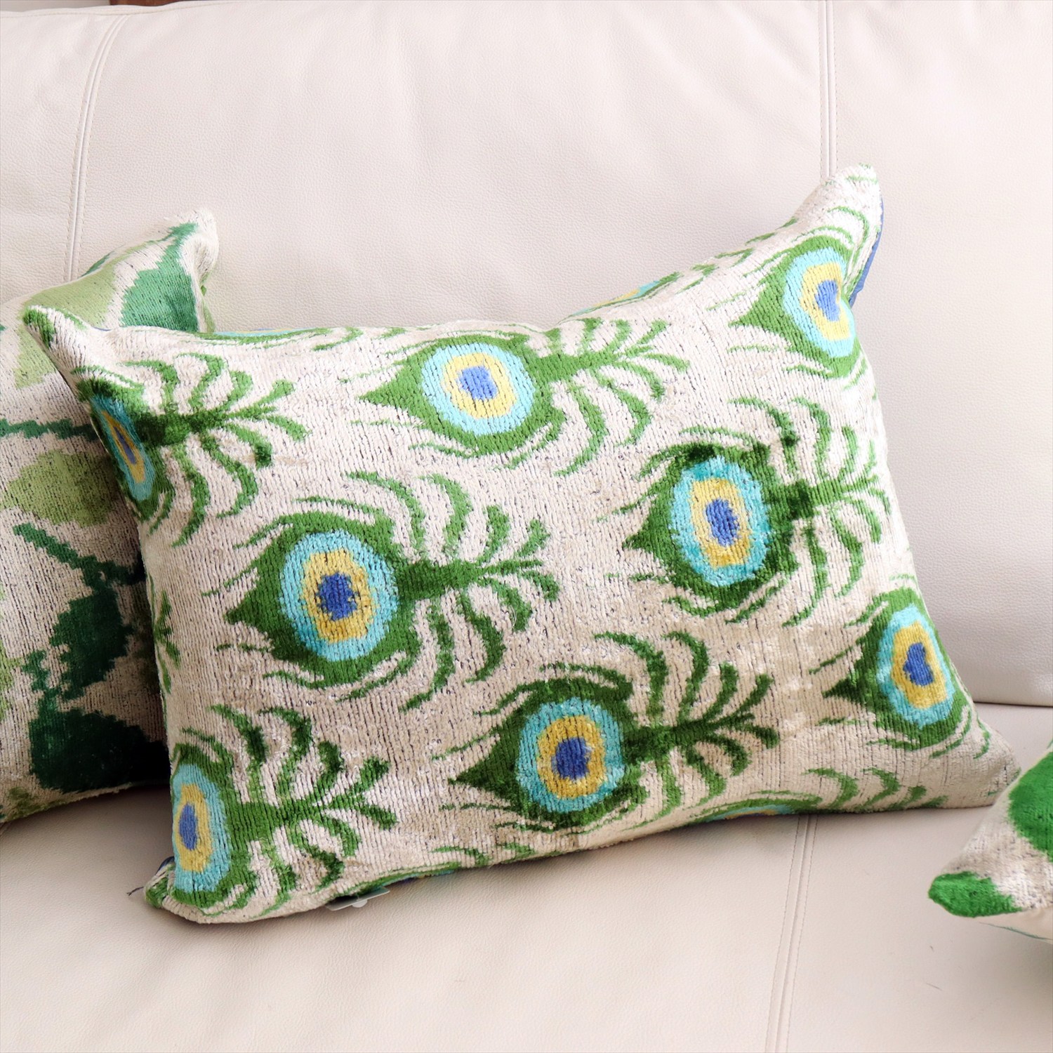 アトラス ベルベットイカットクッションカバー　両面シルク クジャクの羽　アイボリーｘグリーン Silk Velvet Cushion - Double-Sided Design