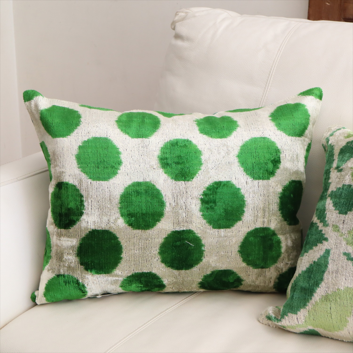 アトラス ベルベットイカットクッションカバー　両面シルク 水玉　グリーン Silk Velvet Cushion - Double-Sided Design