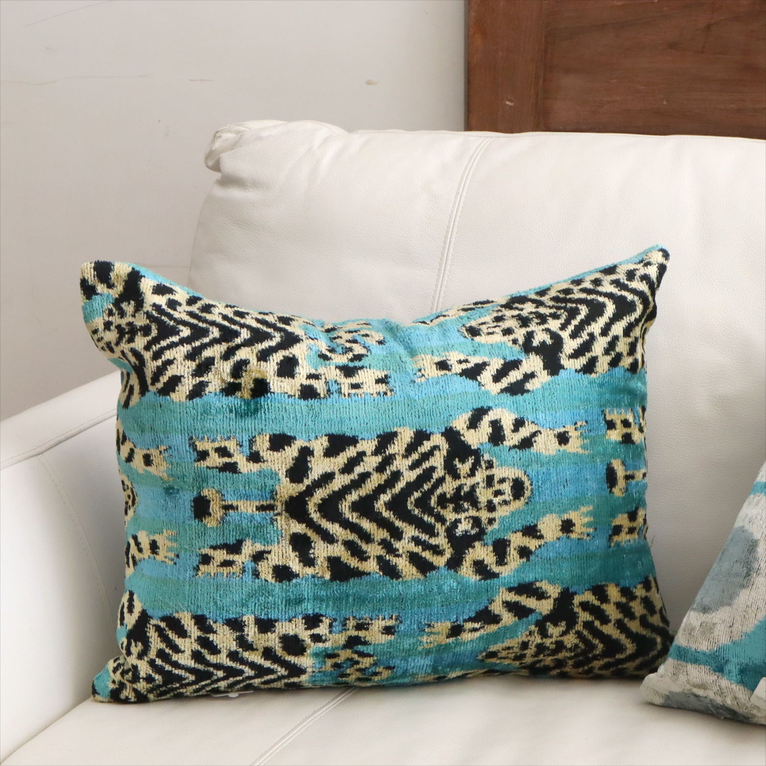 アトラス ベルベットイカットクッションカバー　両面シルク チベタンラグ　トラ柄 Silk Velvet Cushion - Double-Sided Design