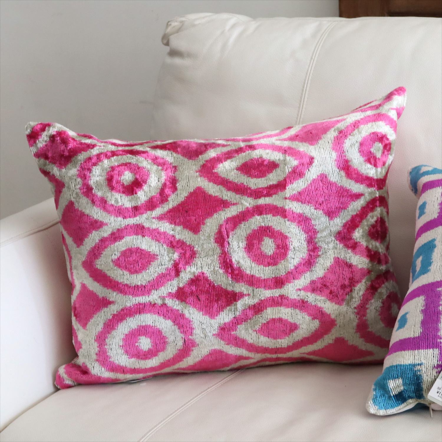 アトラス ベルベットイカットクッションカバー　両面シルク フューシャピンク　水玉サークル Silk Velvet Cushion - Double-Sided Design
