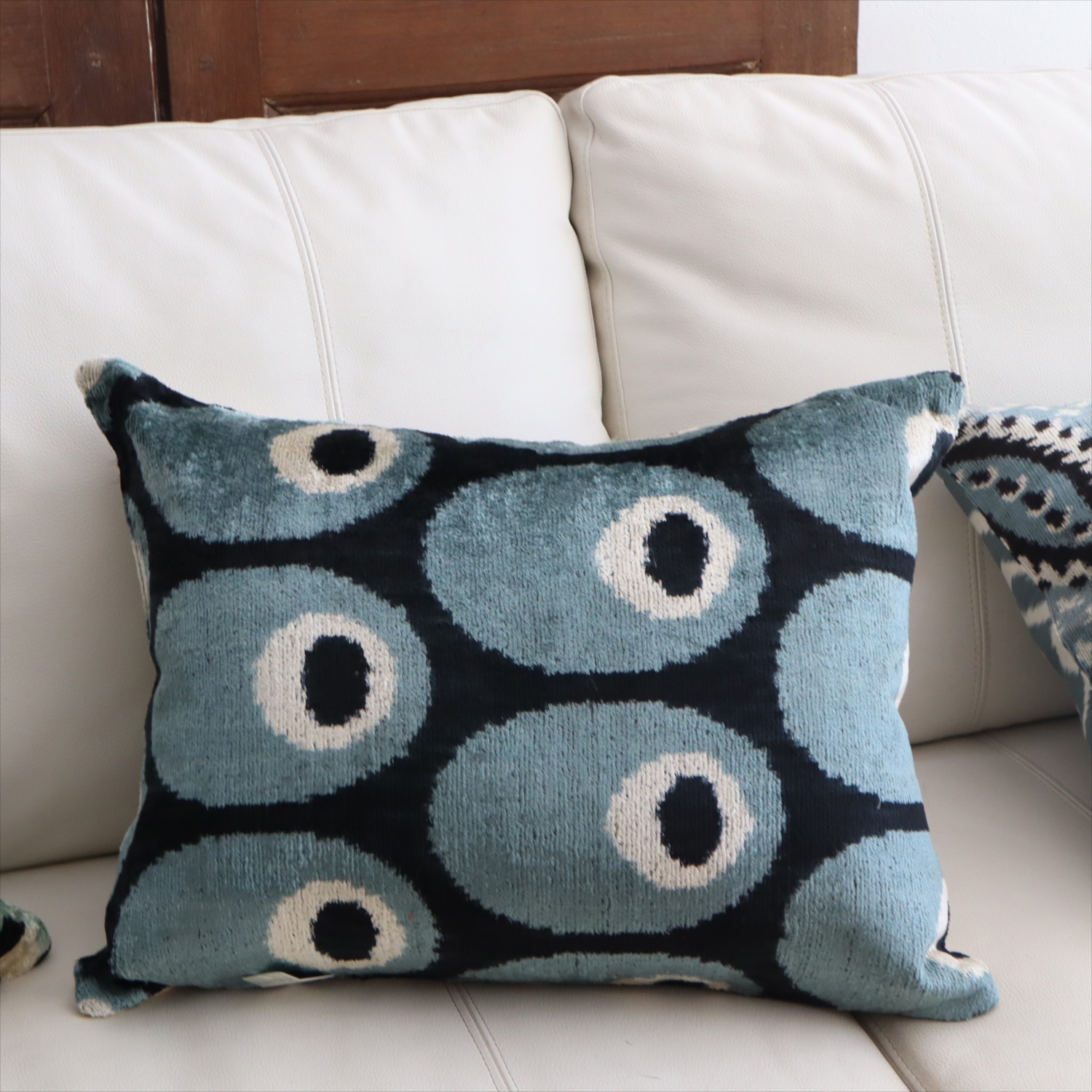 アトラス ベルベットイカットクッションカバー　両面シルク 水玉　泡　グレーxブラック　モノトーン Silk Velvet Cushion - Double-Sided Design