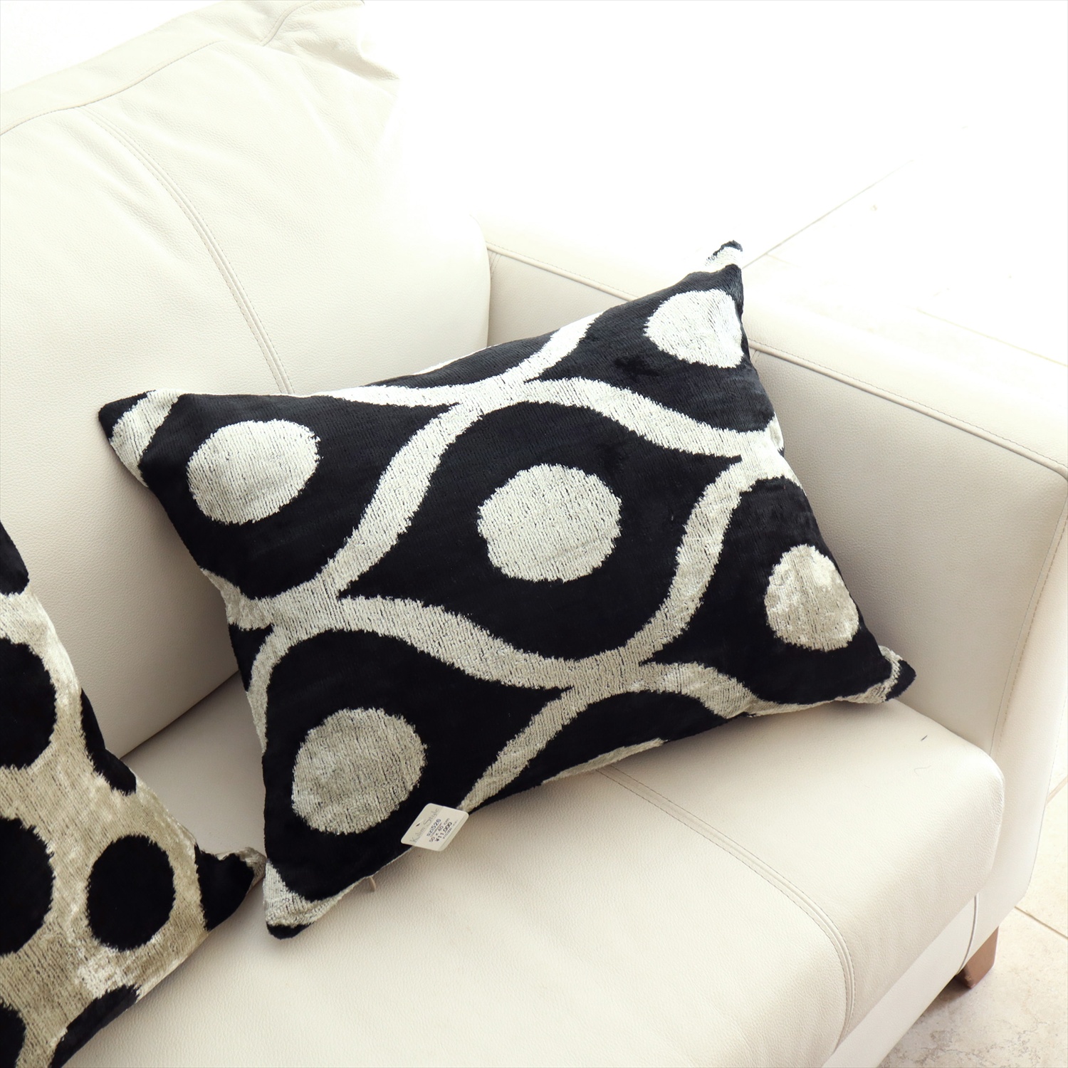 アトラス ベルベットイカットクッションカバー　両面シルク ブラック　ランタン柄 Silk Velvet Cushion - Double-Sided Design