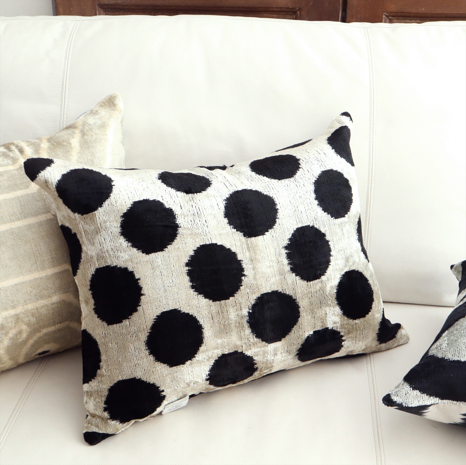 アトラス ベルベットイカットクッションカバー　両面シルク 水玉　ドット　ブラック Silk Velvet Cushion - Double-Sided Design