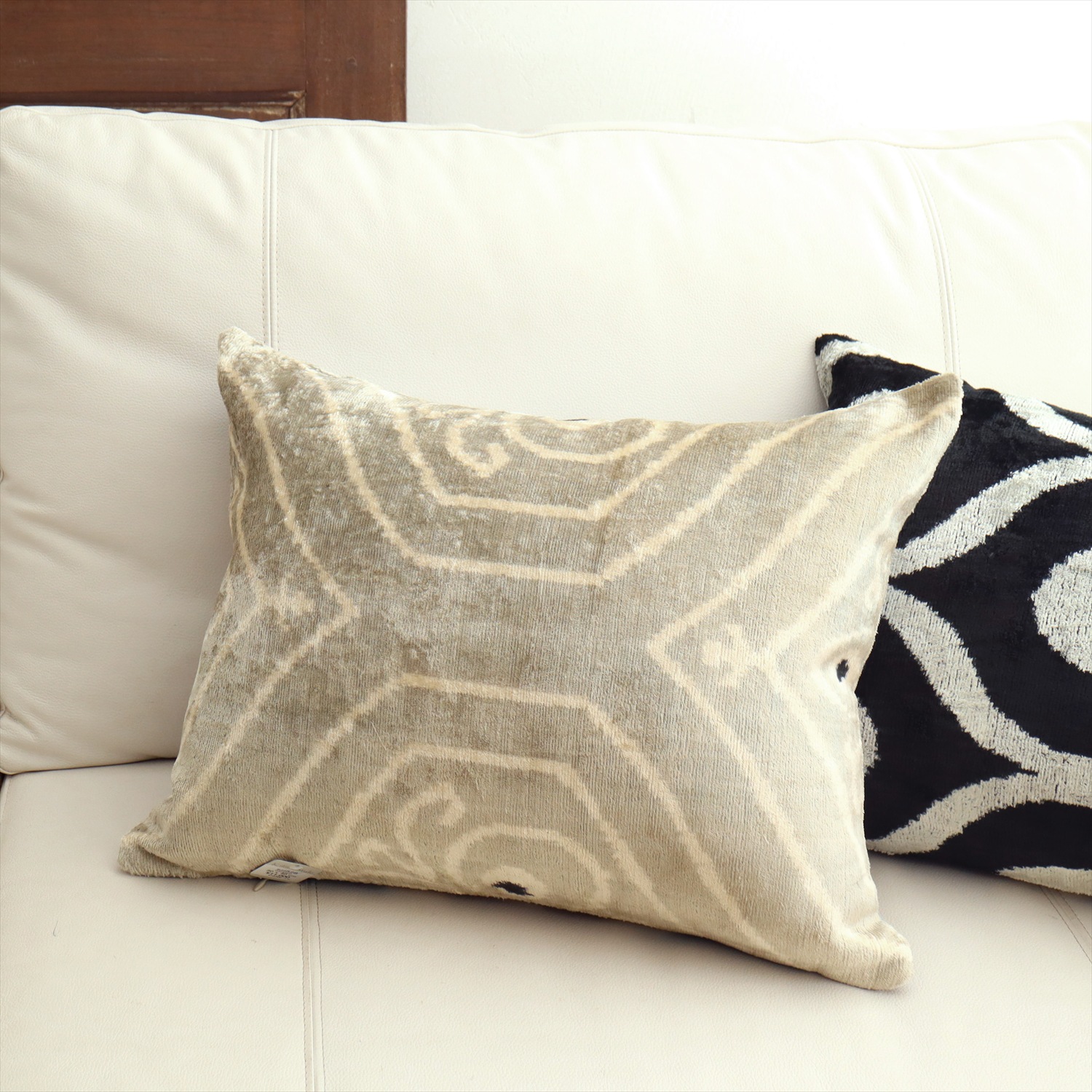 アトラス ベルベットイカットクッションカバー　両面シルク ライトグレー　タイル柄 Silk Velvet Cushion - Double-Sided Design